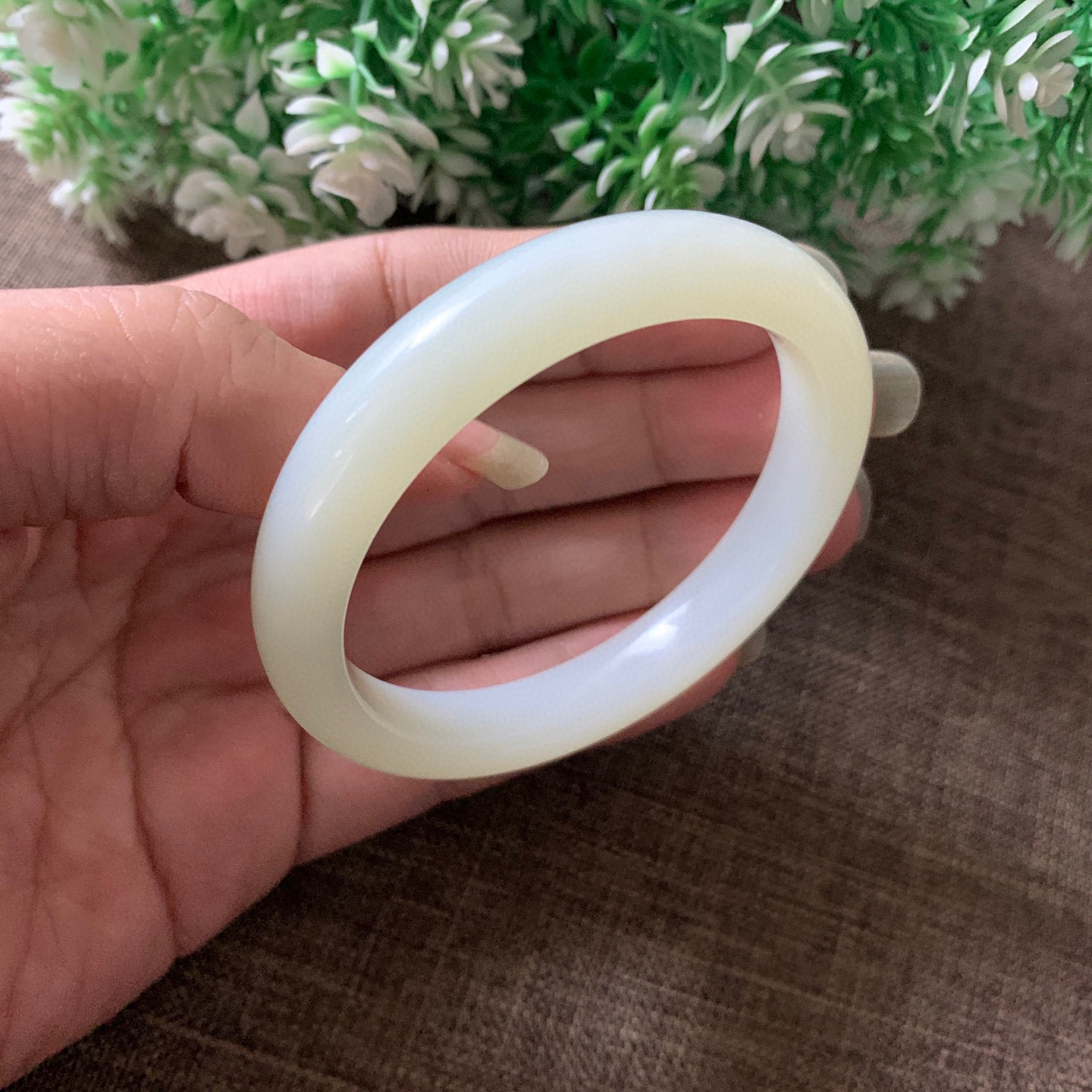 54.6圈口和田玉羊脂白手镯，镯型古朴典雅。在诗情画意的雨巷相遇，你是我腕间的一抹风情，有你眸有深情