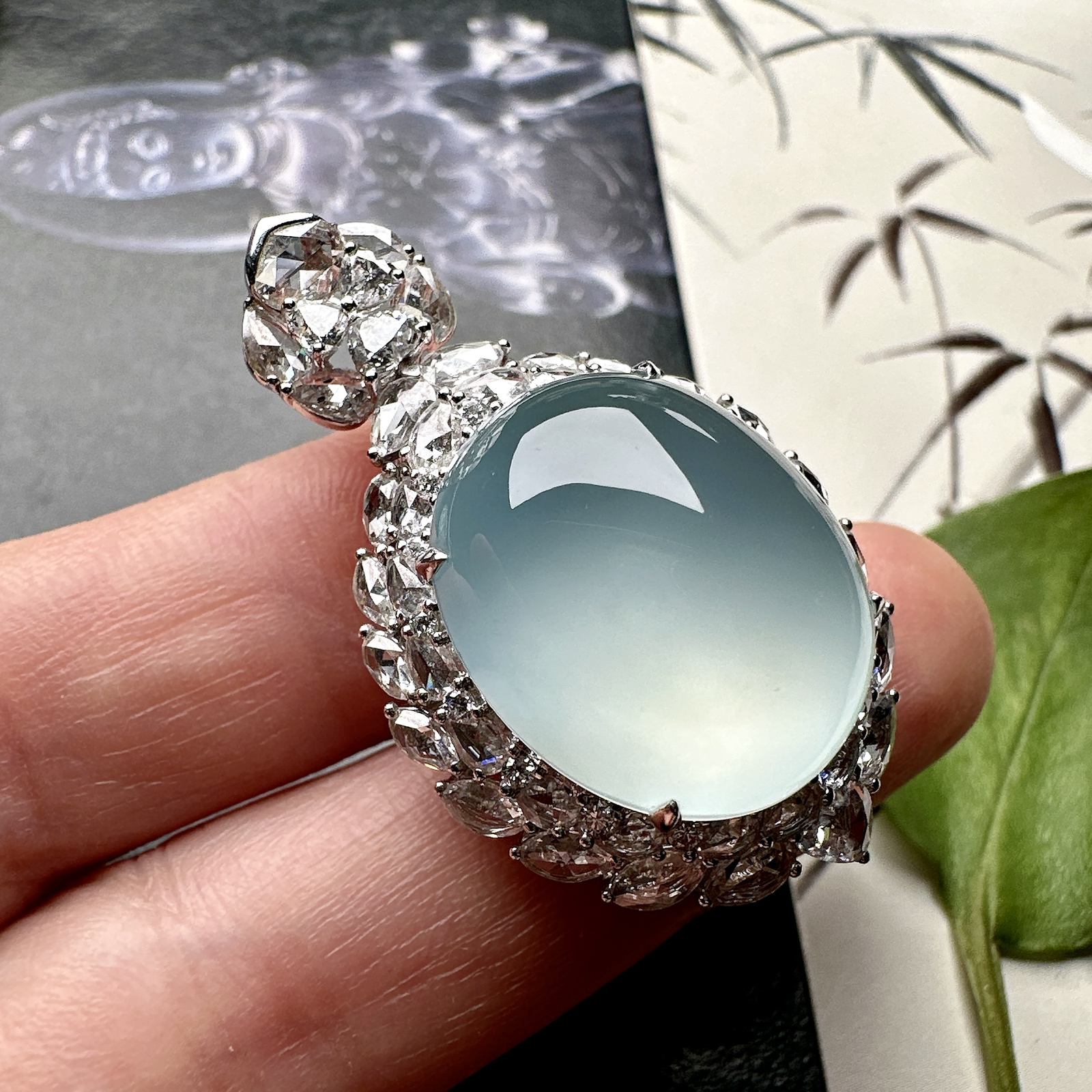 【冰种天空蓝蛋面吊坠】种地上乘，冰感十足，通透起光，饱满圆润，18k金钻镶嵌，裸石尺寸19.8*16