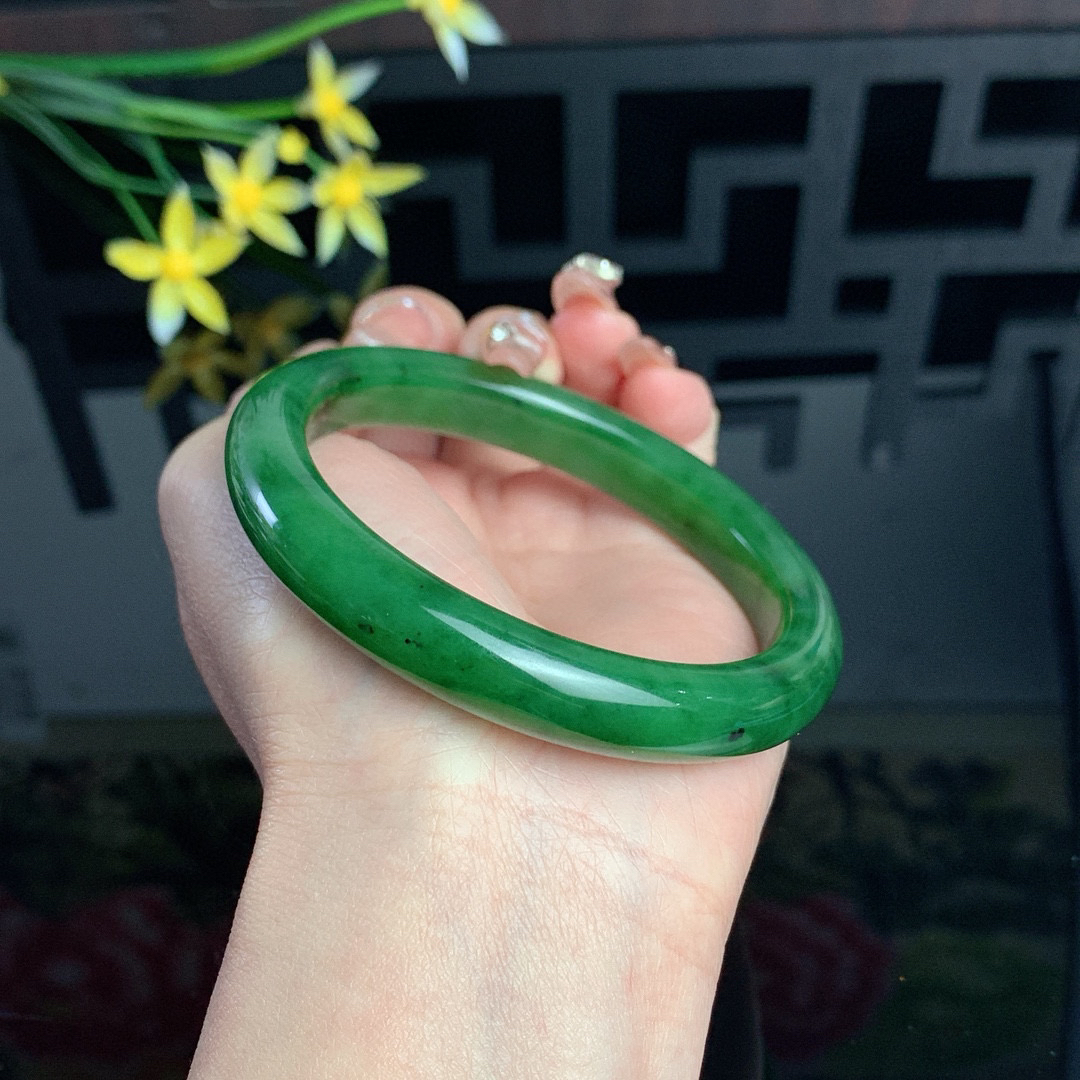 和田玉碧玉61圈口阳绿色碧玉手镯！玉质细腻油润 底色纯净 无裂无棉 脂粉好，品质高。