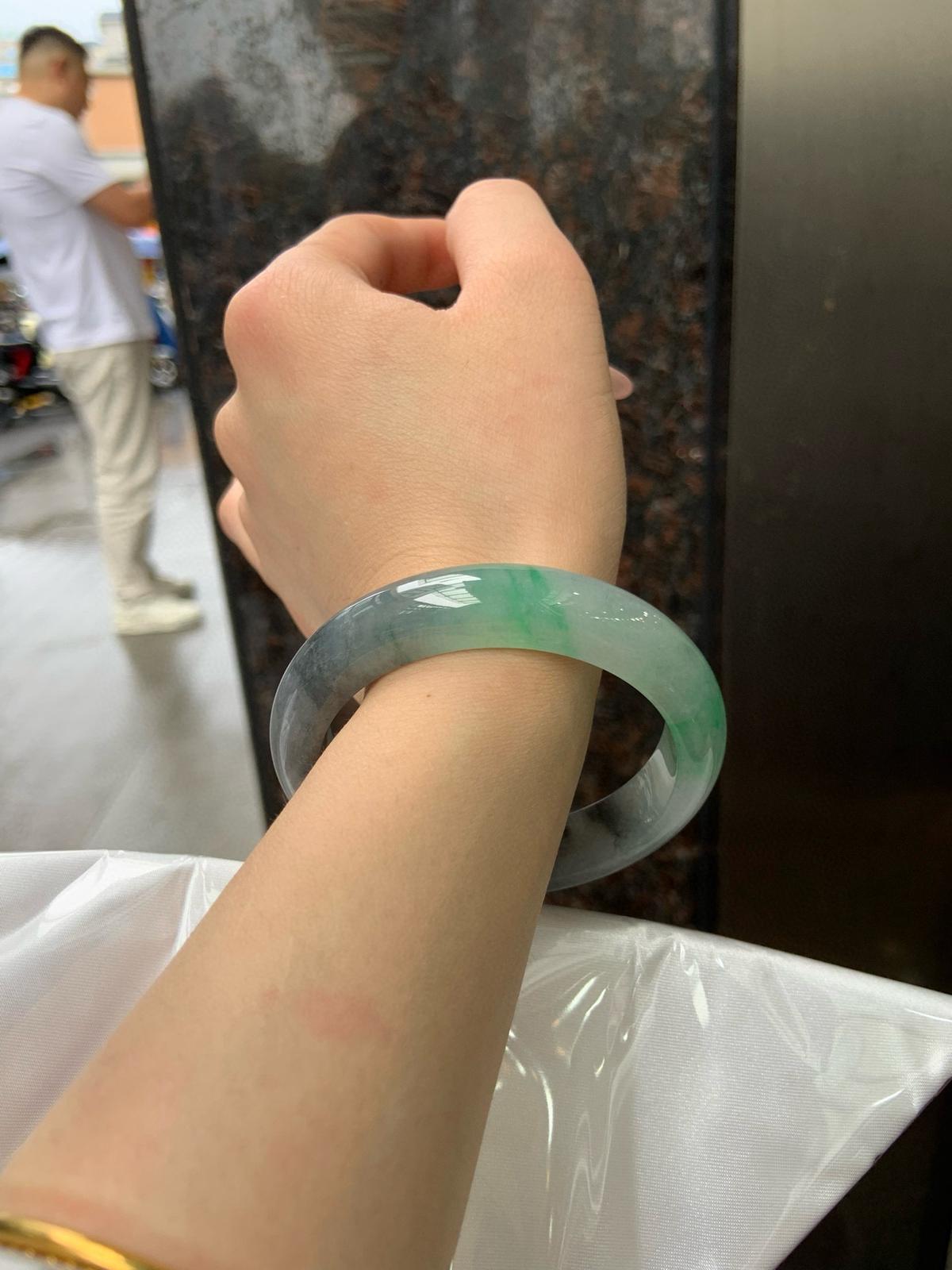 乌鸡飘绿正圈
56.3-13-9.2
底妆干净细腻，阳绿花色点睛之笔，芝麻糊即视感，比较有特色的一条美镯