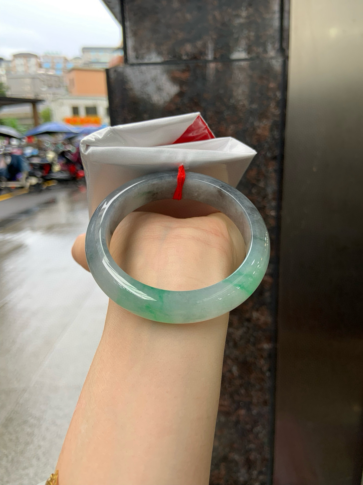 乌鸡飘绿正圈
56.3-13-9.2
底妆干净细腻，阳绿花色点睛之笔，芝麻糊即视感，比较有特色的一条美镯