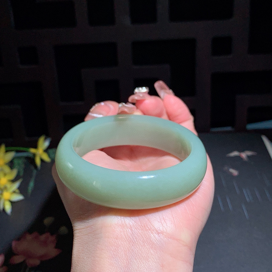 和田玉55.5圈口且末蓝宽版手镯！玉质细腻油润 底色纯净 无裂无杂 脂粉好，品质高