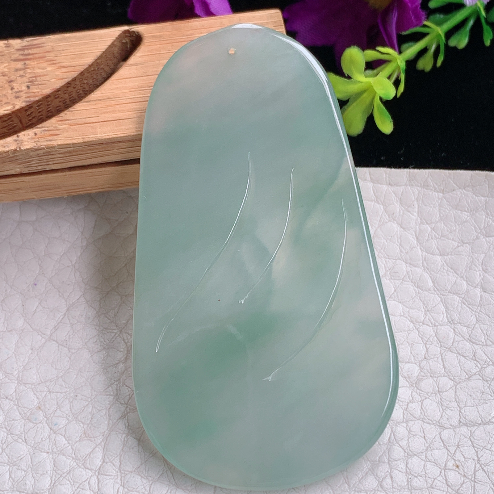 zz3实拍67*37.8*5缅甸翡翠冰透晴绿悟道吊坠