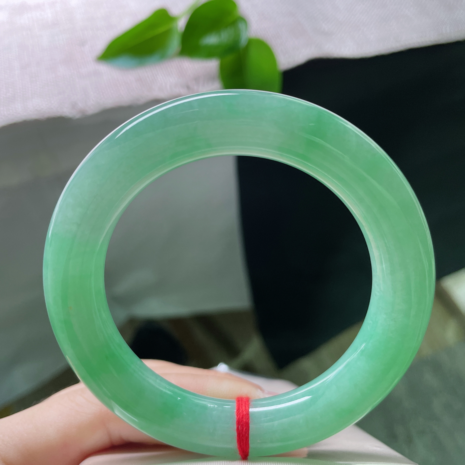 55.5/11.8，满绿圆条，圆满顺遂，种老起莹，是可遇不可求的腕上臻品。无纹裂