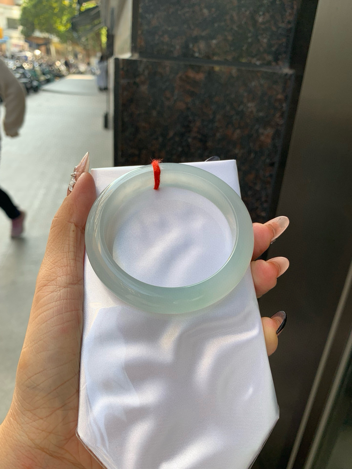 天空蓝正圈
56.5-8.6-11.5
底妆水润，质地细腻，天空蓝底色均匀，由内而外散发出温婉气质，清爽治愈