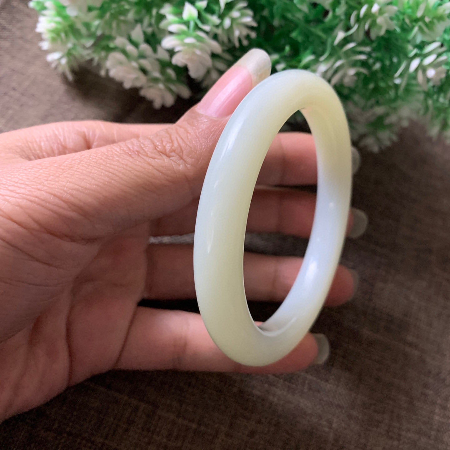 60.5圈口和田玉羊脂白手镯，镯型古朴典雅。在诗情画意的雨巷相遇，你是我腕间的一抹风情，有你眸有深情.清风荡漾湖间静水，我愿俯身低眉，在烟波涟漪处寻