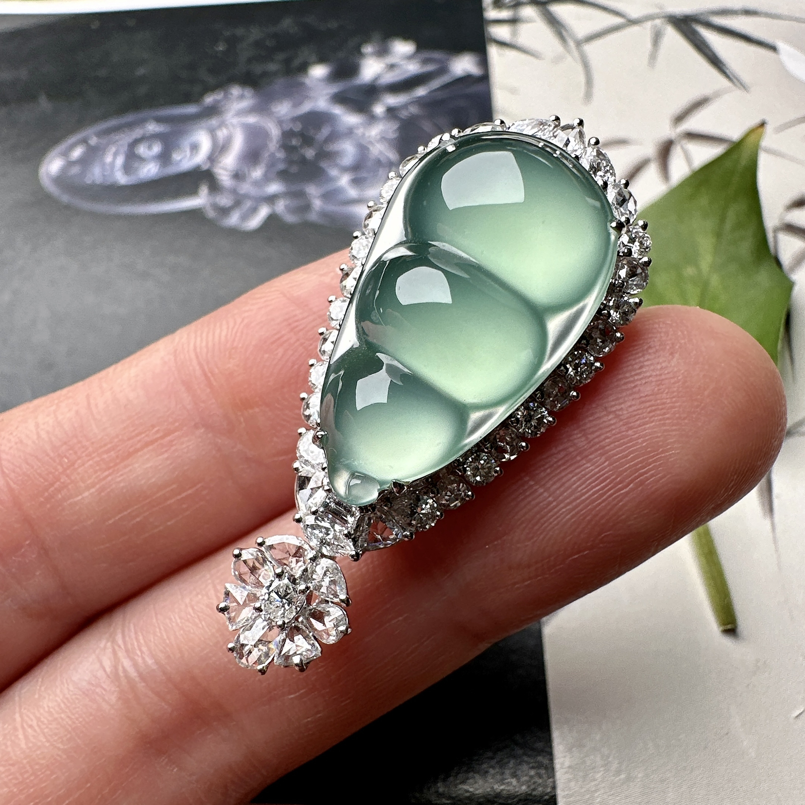 【冰种晴绿福豆吊坠】种地上乘，冰感十足，通透起光，饱满圆润，收藏品质，18k金钻镶嵌，裸石尺寸23.8*13.9*6.8毫米