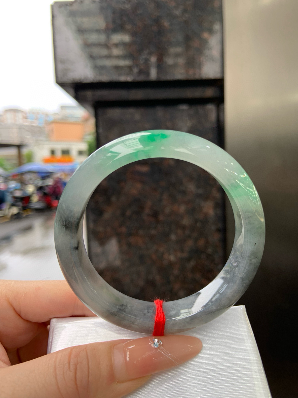 乌鸡飘绿正圈
56.3-13-9.2
底妆干净细腻，阳绿花色点睛之笔，芝麻糊即视感，比较有特色的一条美镯