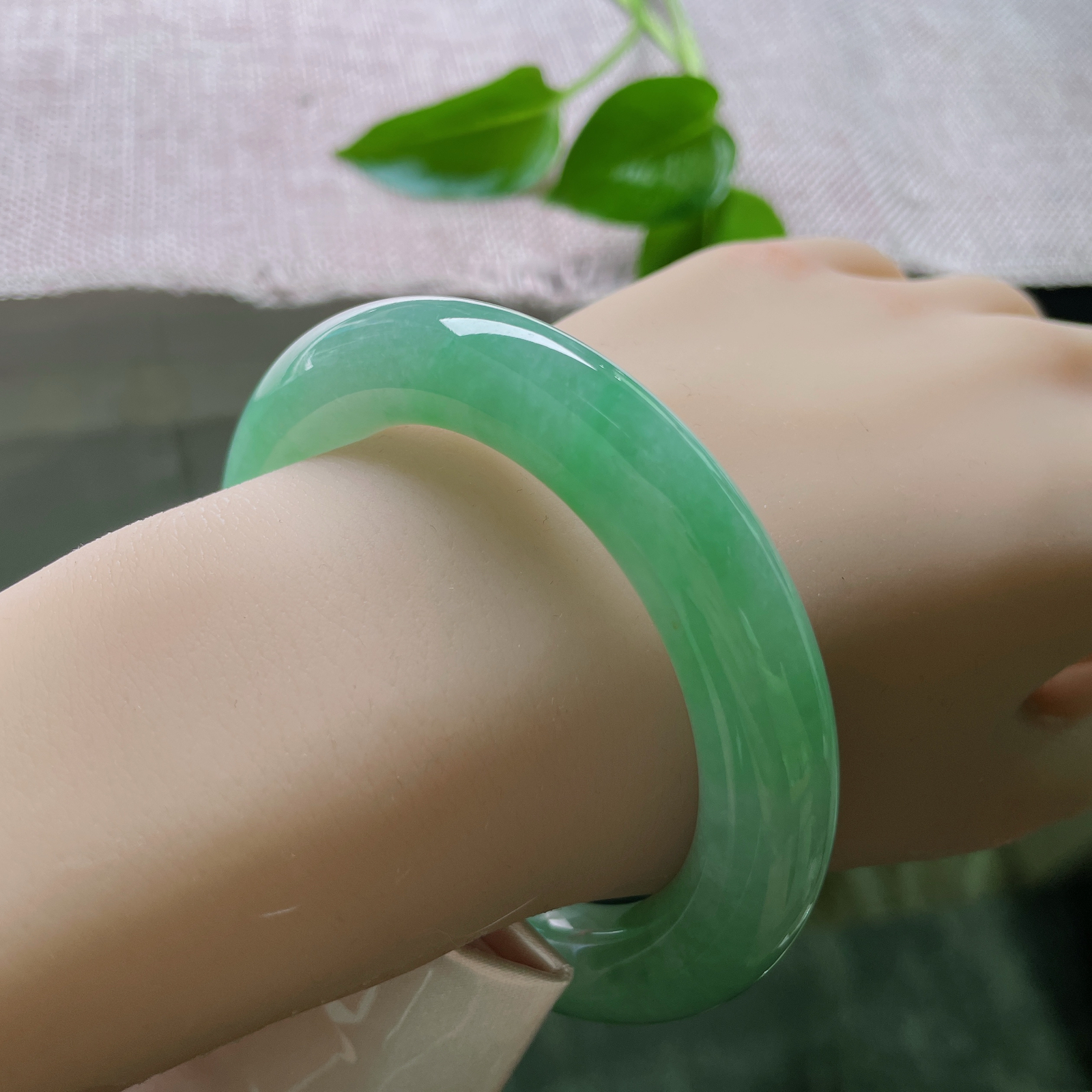 55.5/11.8，满绿圆条，圆满顺遂，种老起莹，是可遇不可求的腕上臻品。无纹裂