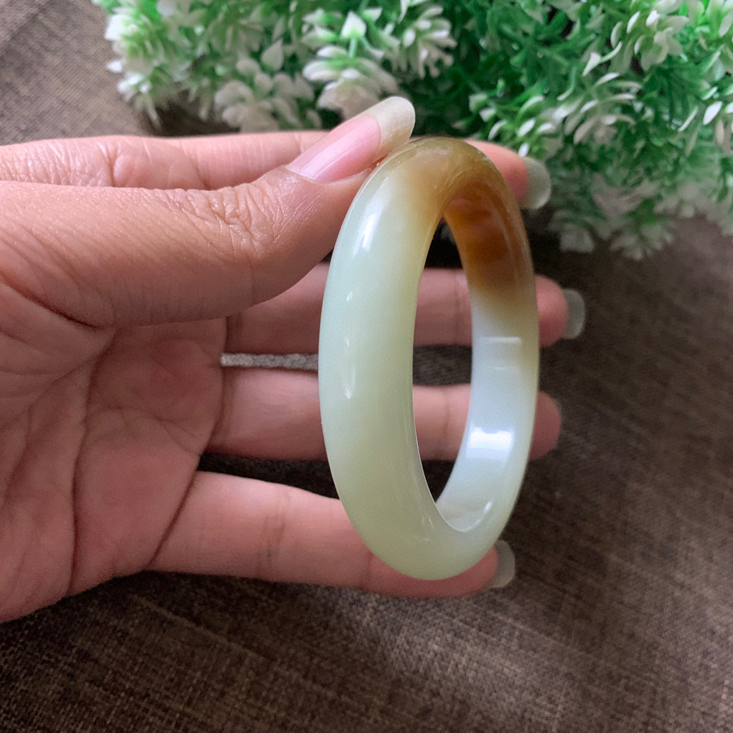 56圈口和田玉且末糖手镯，镯型古朴典雅。在诗情画意的雨巷相遇，你是我腕间的一抹风情，有你眸有深情.清风荡漾湖间静水，我愿俯身低眉，在烟波涟漪处寻