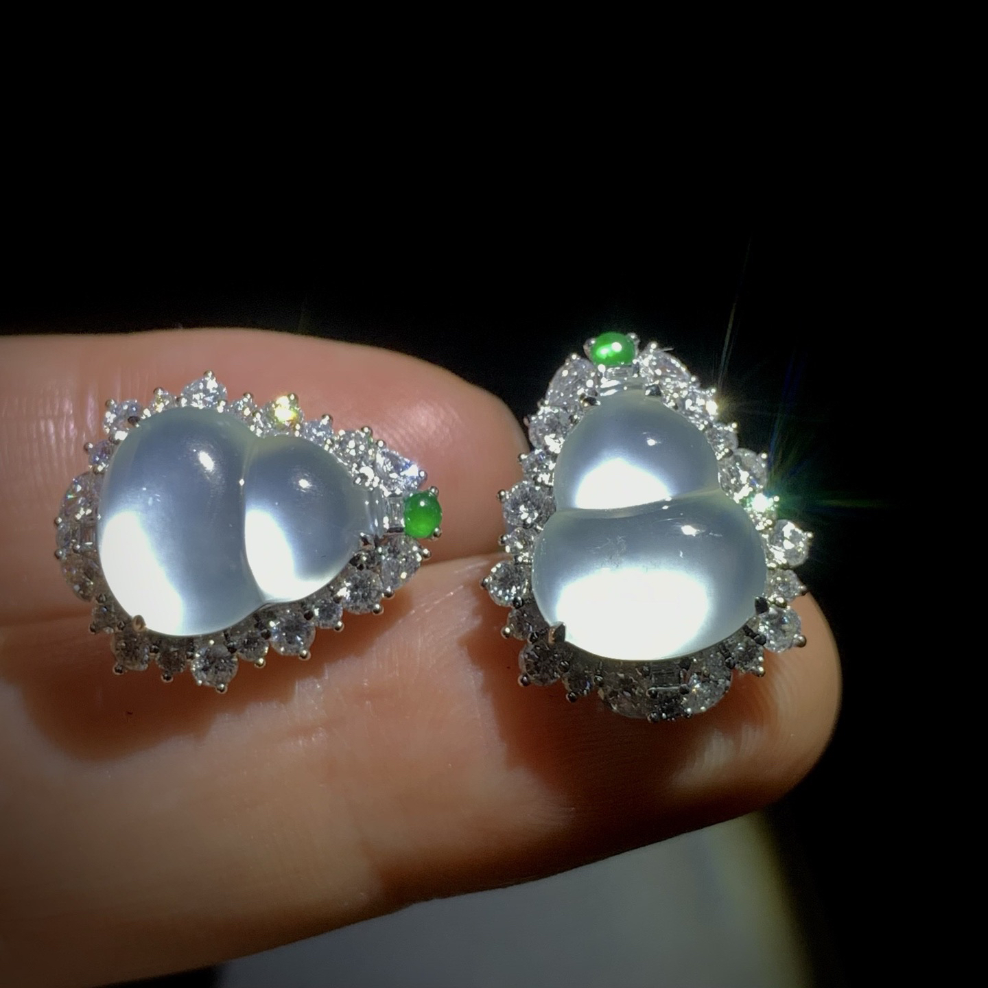 白葫芦耳钉，裸石约13.5-11-3mm，
整体19-16-8mm，6.25g，
18K金，南非钻，