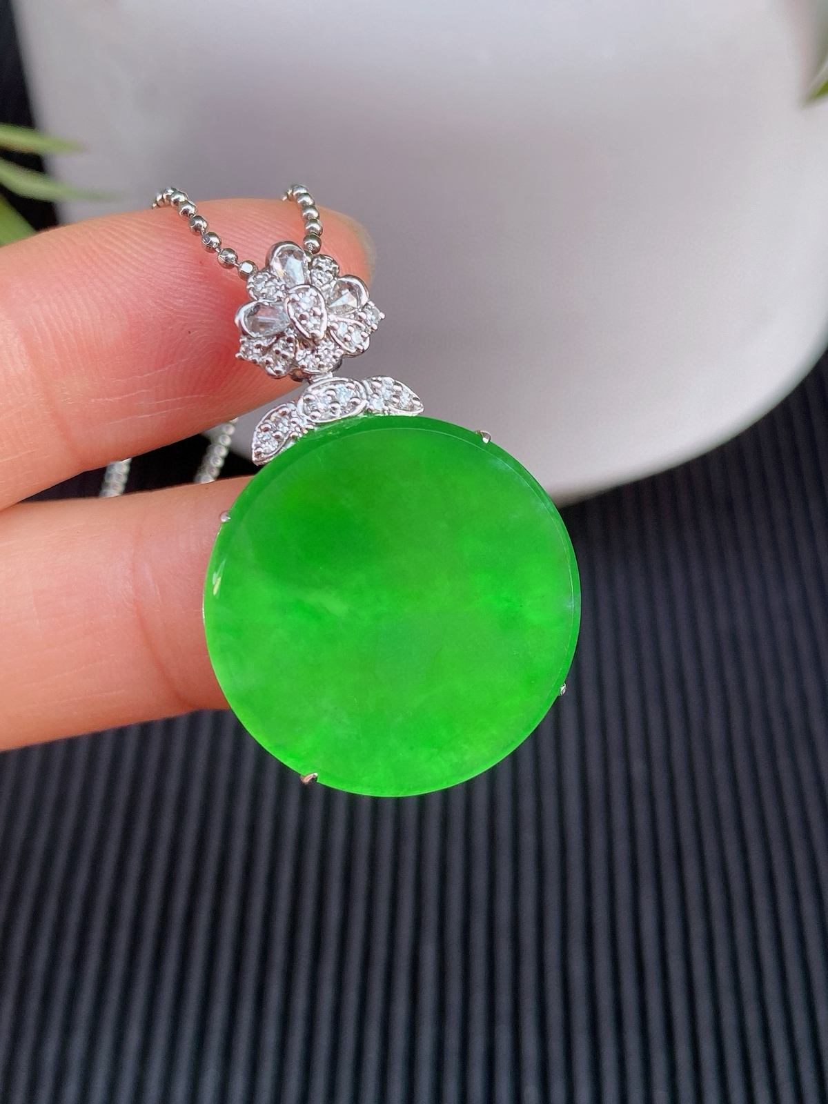 ​​​冰阳绿圆牌吊坠 
色泽浓郁鲜亮，光泽感满满
18k金镶嵌，精致又高级
实物更美～