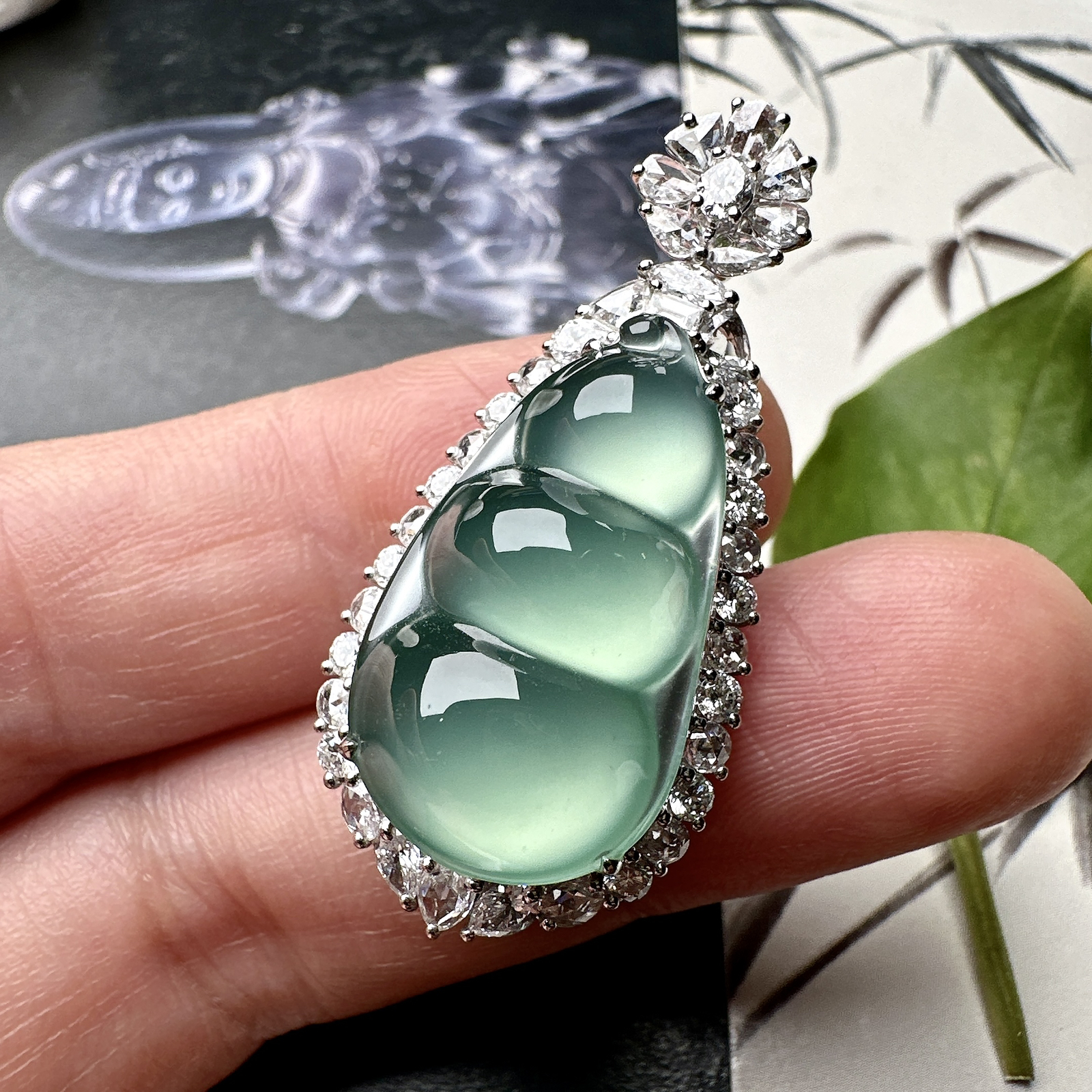 【冰种晴绿福豆吊坠】种地上乘，冰感十足，通透起光，饱满圆润，收藏品质，18k金钻镶嵌，裸石尺寸23.8*13.9*6.8毫米