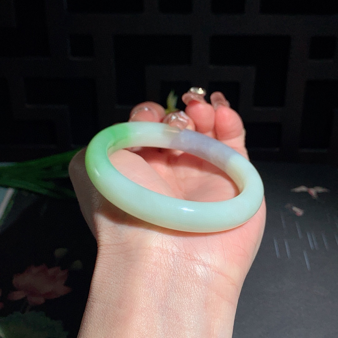 和田玉55圈口翠青三色手镯！玉质细腻油润 底色纯净 无裂无黑 脂粉好，品质高