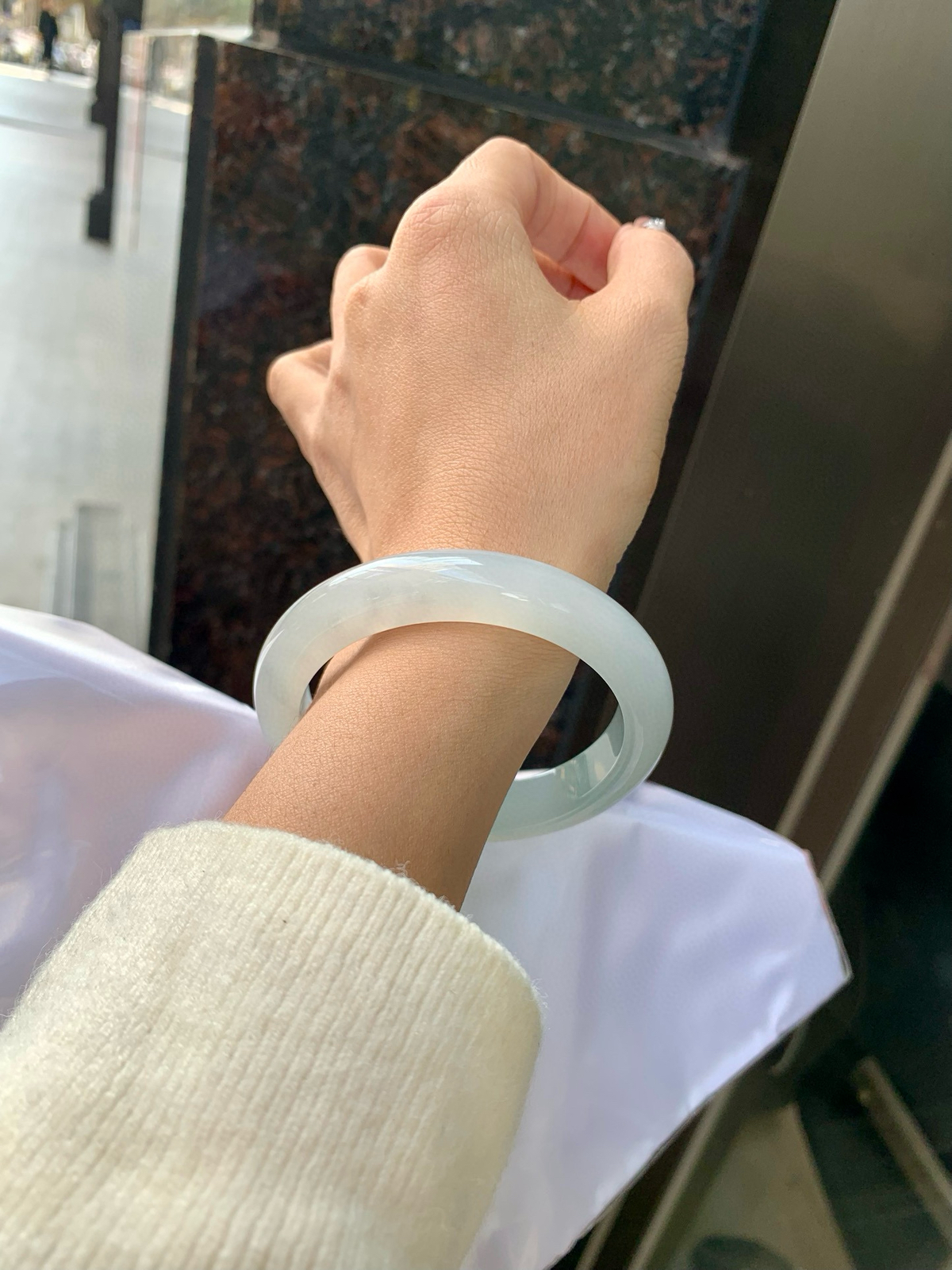 天空蓝正圈
56.5-8.6-11.5
底妆水润，质地细腻，天空蓝底色均匀，由内而外散发出温婉气质，清爽治愈