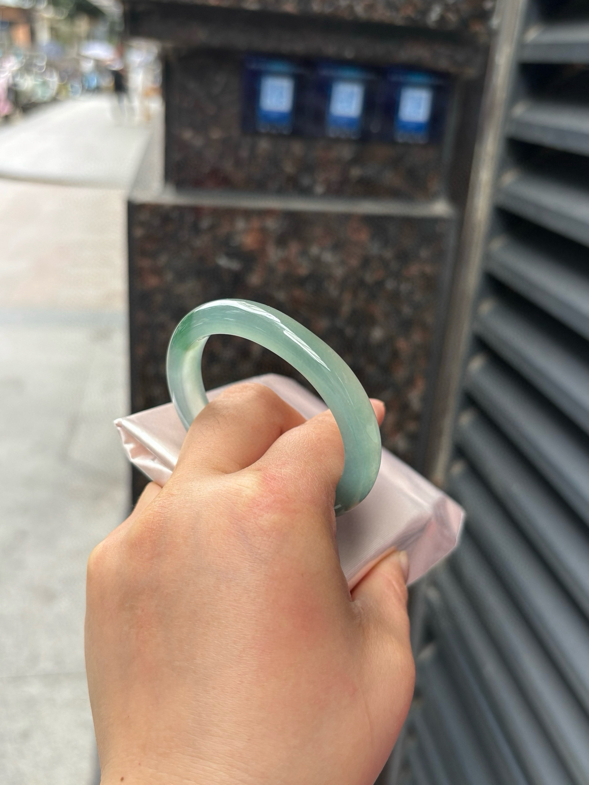 冰湖水绿飘花贵妃
51.6-44-9-7.2
底妆干净冰胶细腻，湖水绿的底色清爽耐看，室内室外都一样飘花灵动温婉有气质