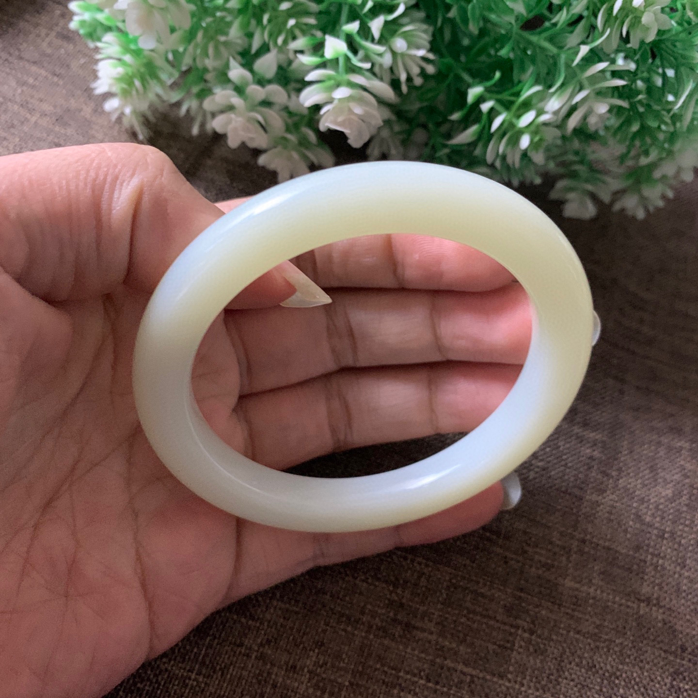 60.5圈口和田玉羊脂白手镯，镯型古朴典雅。在诗情画意的雨巷相遇，你是我腕间的一抹风情，有你眸有深情