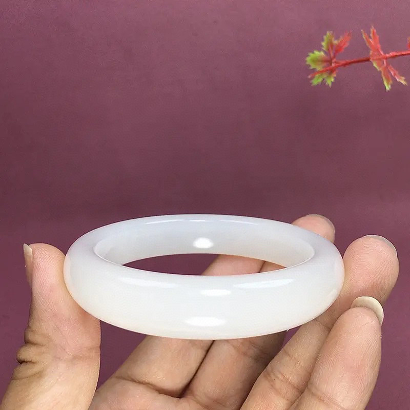 56圈口和田玉羊脂白玉手镯，和田玉56圈口羊脂白玉手镯，镯型古朴典雅。在诗情画意的雨巷相遇，你是我腕