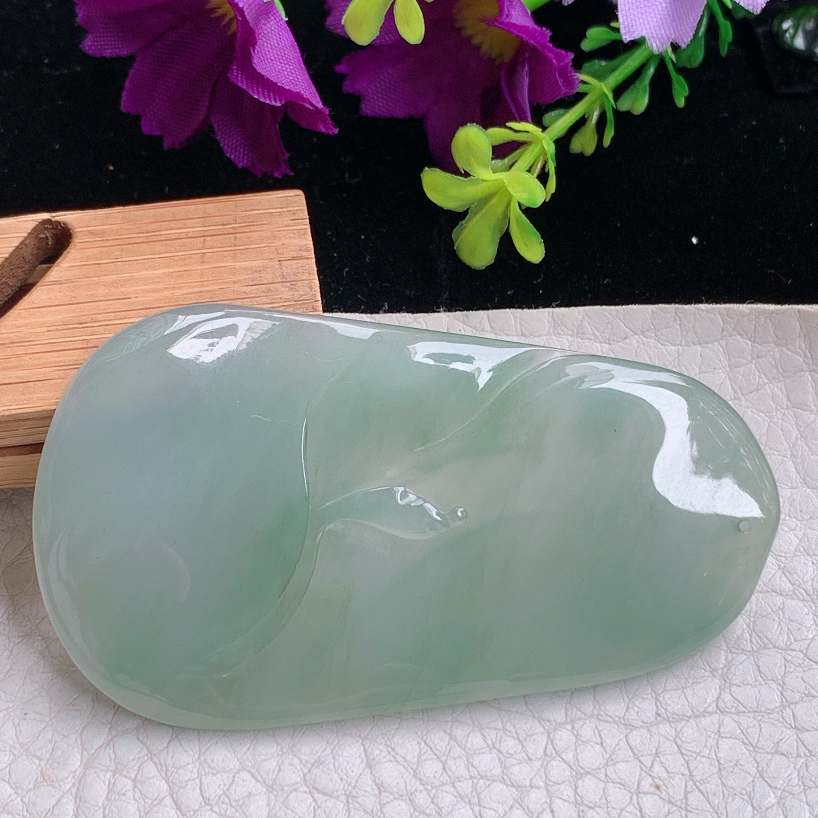 zz3实拍67*37.8*5缅甸翡翠冰透晴绿悟道吊坠