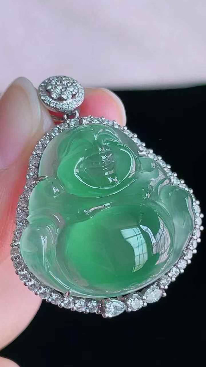 【翡翠名称】18K金镶钻高冰晴绿佛公吊坠
【翡翠尺寸】含金37/30.6/11.5mm
【翡翠描述】