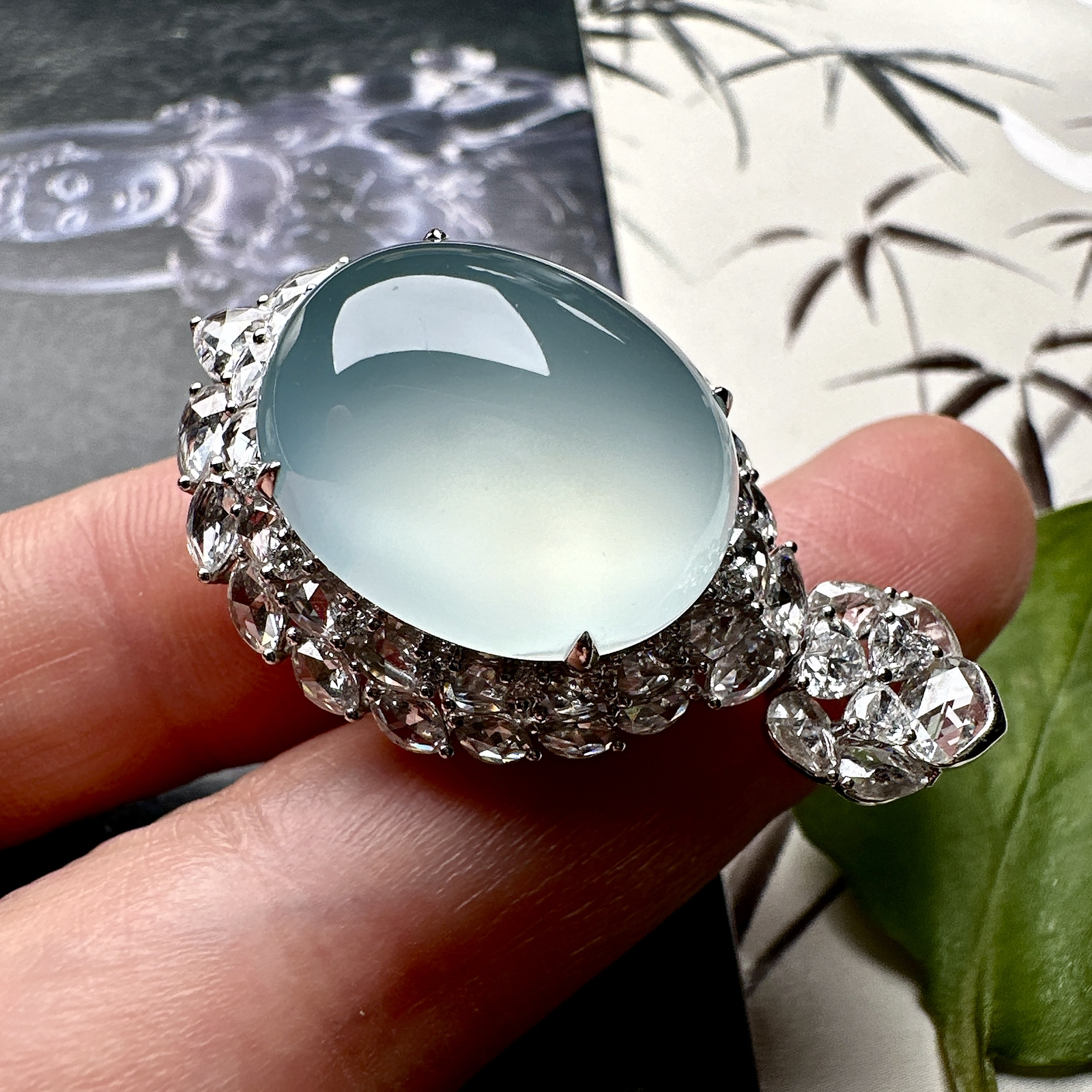 【冰种天空蓝蛋面吊坠】种地上乘，冰感十足，通透起光，饱满圆润，18k金钻镶嵌，裸石尺寸19.8*16.6*9.3毫米。