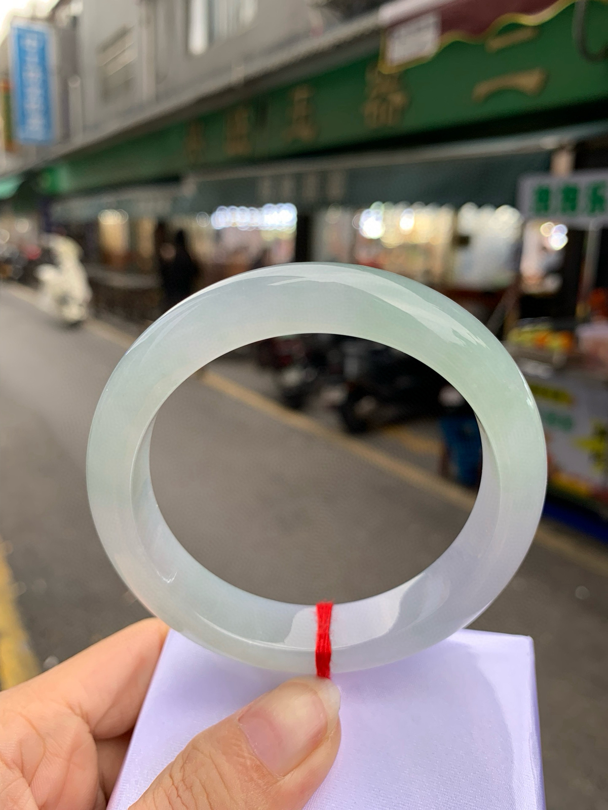 淡春彩正圈
58.7-8.7-13
底妆水润细腻，淡淡晴绿底色和淡紫底宛如春天的繁华。在岁月的长河流转中绽放着独特的魅力，气质温婉而迷人。