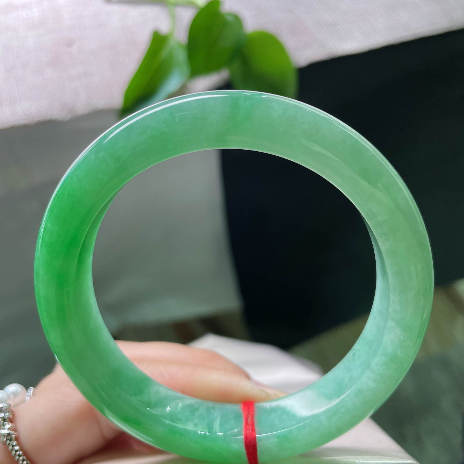 57.4/12.3/9.5，满绿正圈，色泽浓郁，腕间有青山，心中自有度。无纹裂