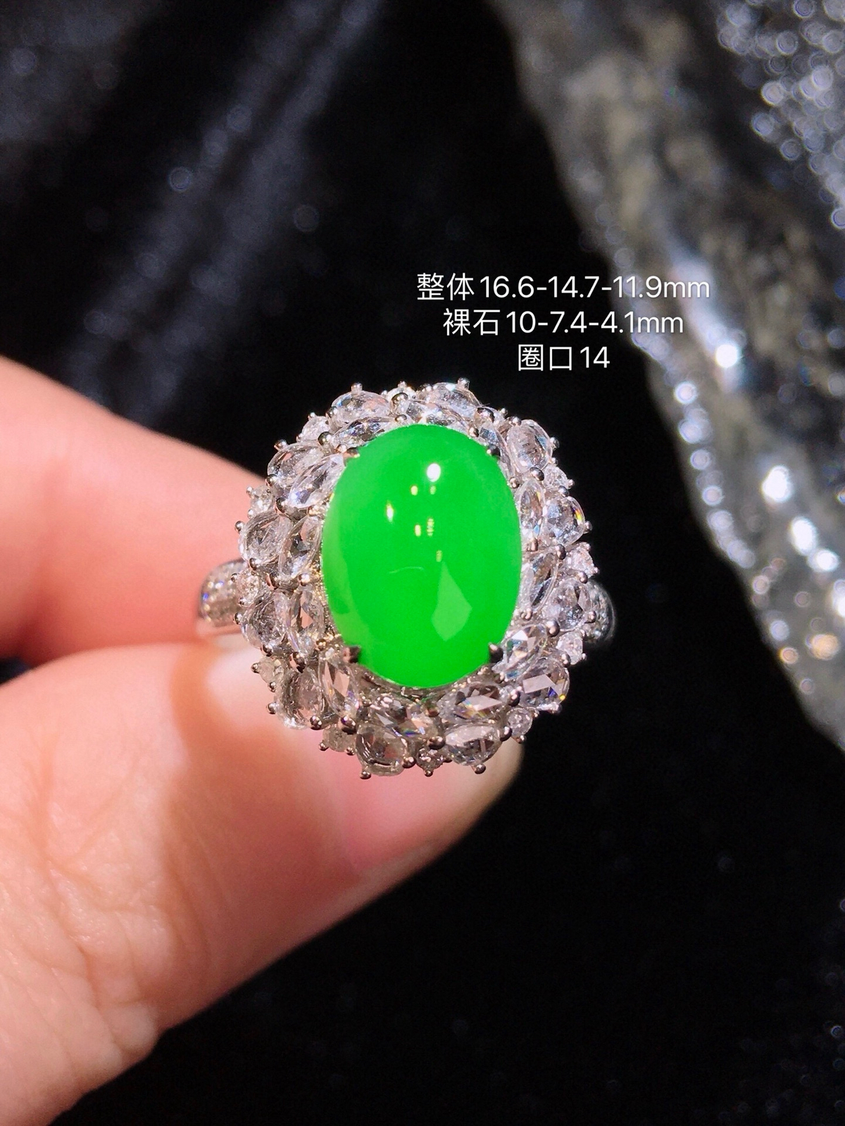 缅甸翡翠，满绿蛋面戒指
18K重金豪华镶嵌钻石C27