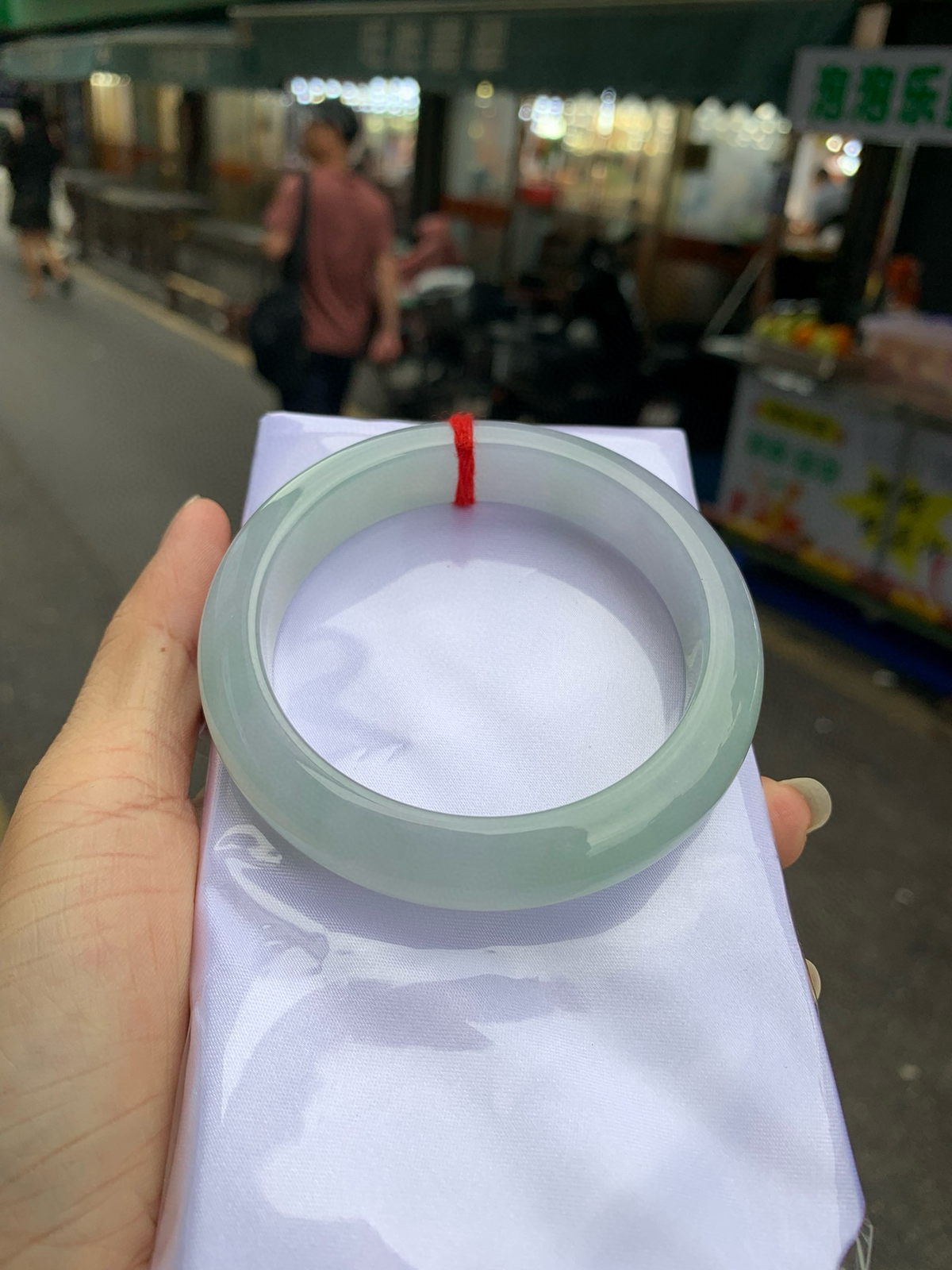 淡春彩正圈
58.7-8.7-13
底妆水润细腻，淡淡晴绿底色和淡紫底宛如春天的繁华。在岁月的长河流转中绽放着独特的魅力，气质温婉而迷人。