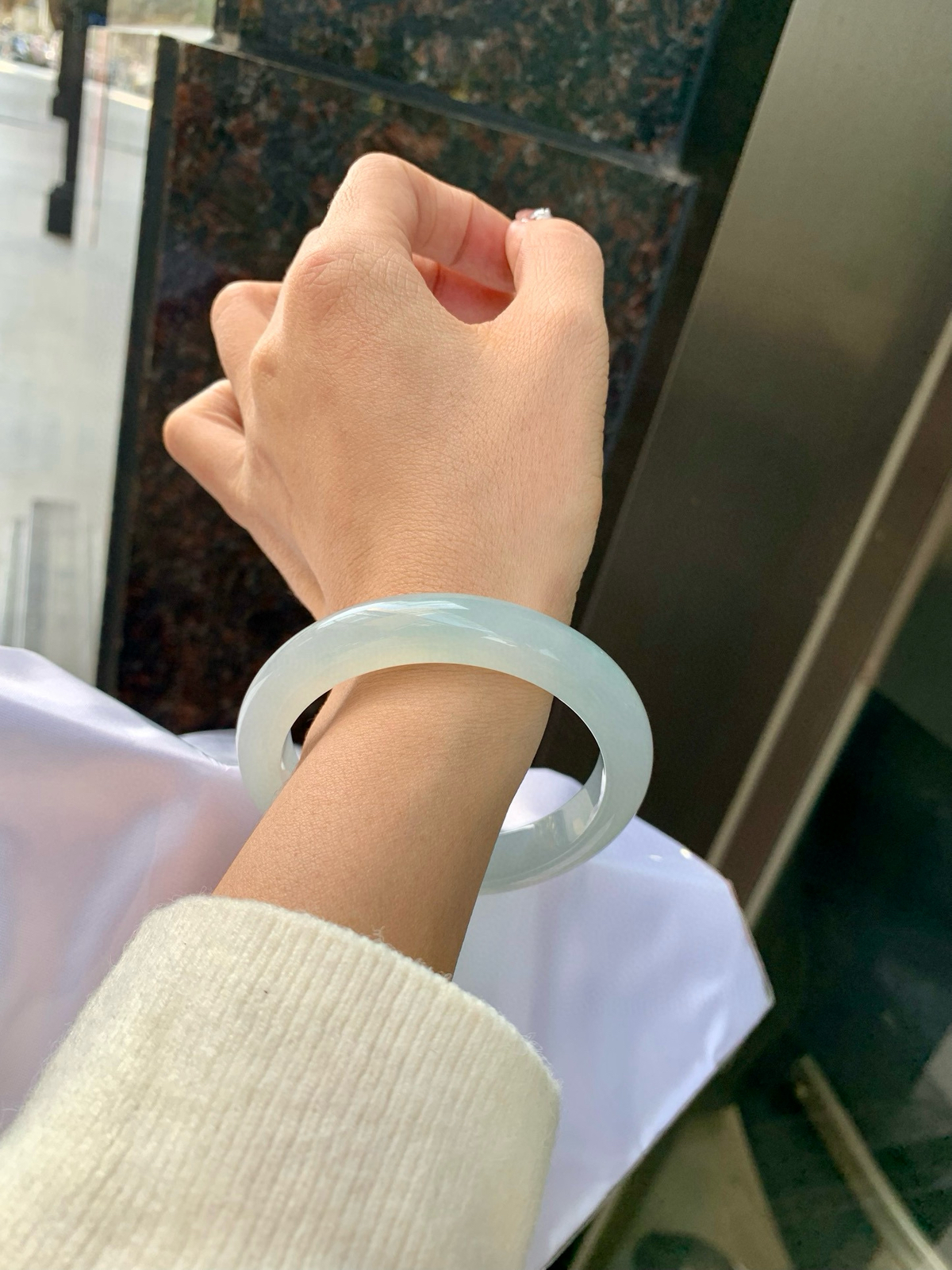 天空蓝正圈
56.5-8.6-11.5
底妆水润，质地细腻，天空蓝底色均匀，由内而外散发出温婉气质，清爽治愈