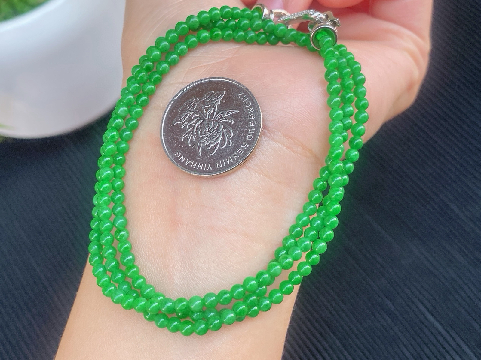 ​​​​阳绿小米珠链​​ 
色泽鲜亮饱满，冰润通透，种水细腻
佩戴方便，可做项链或手链