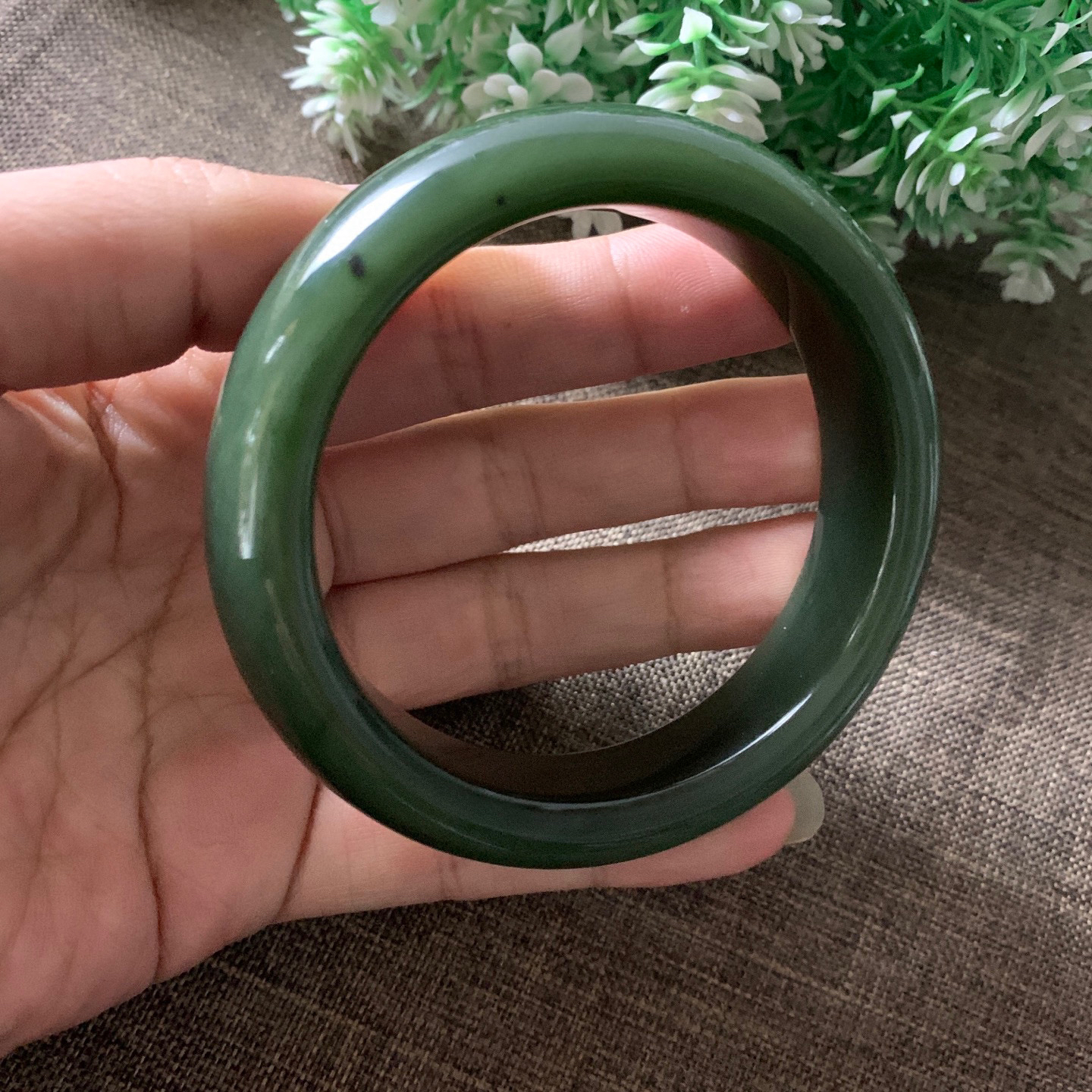 和田玉碧玉62圈口菠菜绿宽版手镯，镯型古朴典雅。在诗情画意的雨巷相遇，你是我腕间的一抹风情，有你眸有深情.清风荡漾湖间静水，我愿俯身低眉，在烟波涟漪处寻