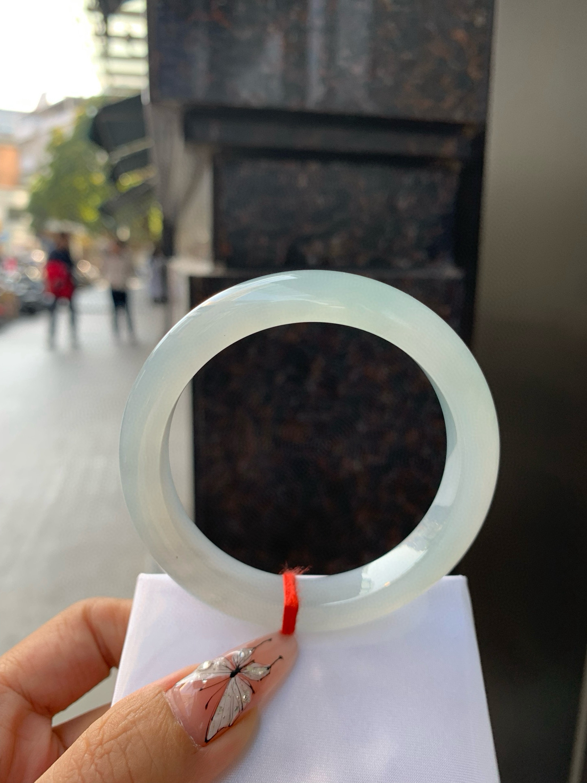 天空蓝正圈
56.5-8.6-11.5
底妆水润，质地细腻，天空蓝底色均匀，由内而外散发出温婉气质，清爽治愈