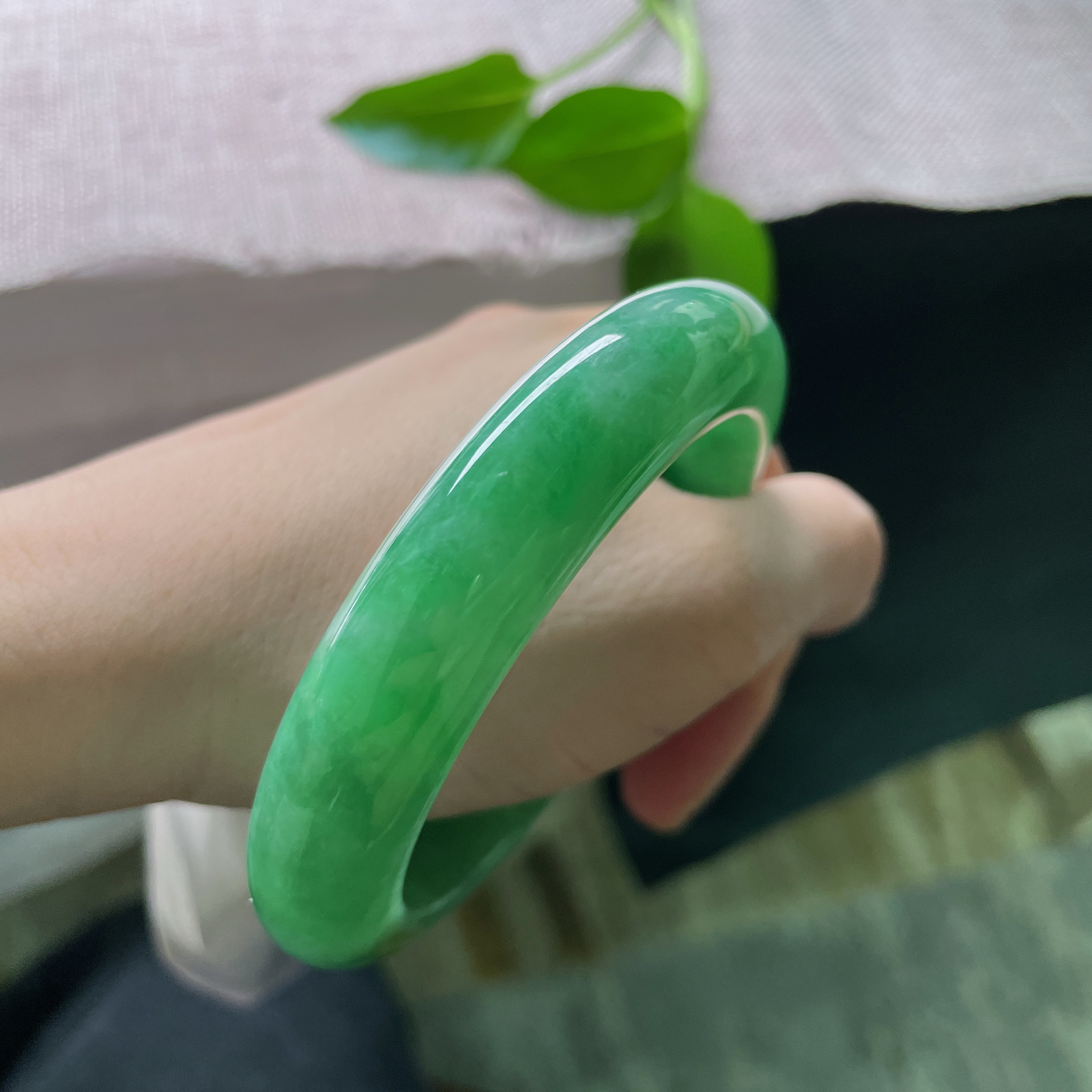 60.1/13.9/10.2，满绿正圈，大圈口，厚装饱满，腕间藏了一整个春天，一点皮纹