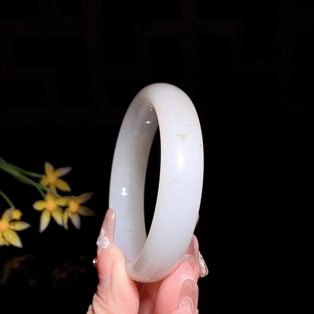 和田玉55.5圈口白玉漂花宽条手镯！玉质细腻油润 底色纯净 脂粉好，品质高