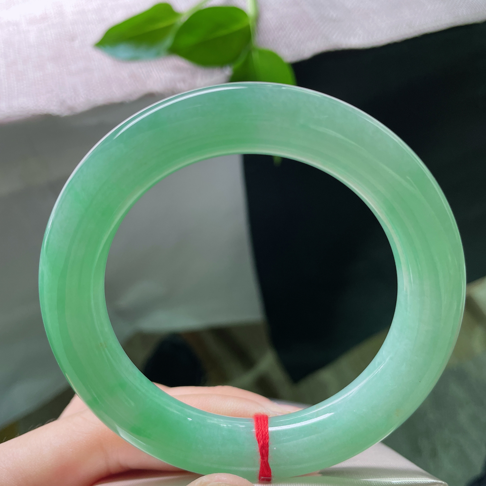 56.7/11.8，绿底圆条，满圈阳绿，均匀铺满。老坑料，肉质细腻，上手显白贵气。无纹裂