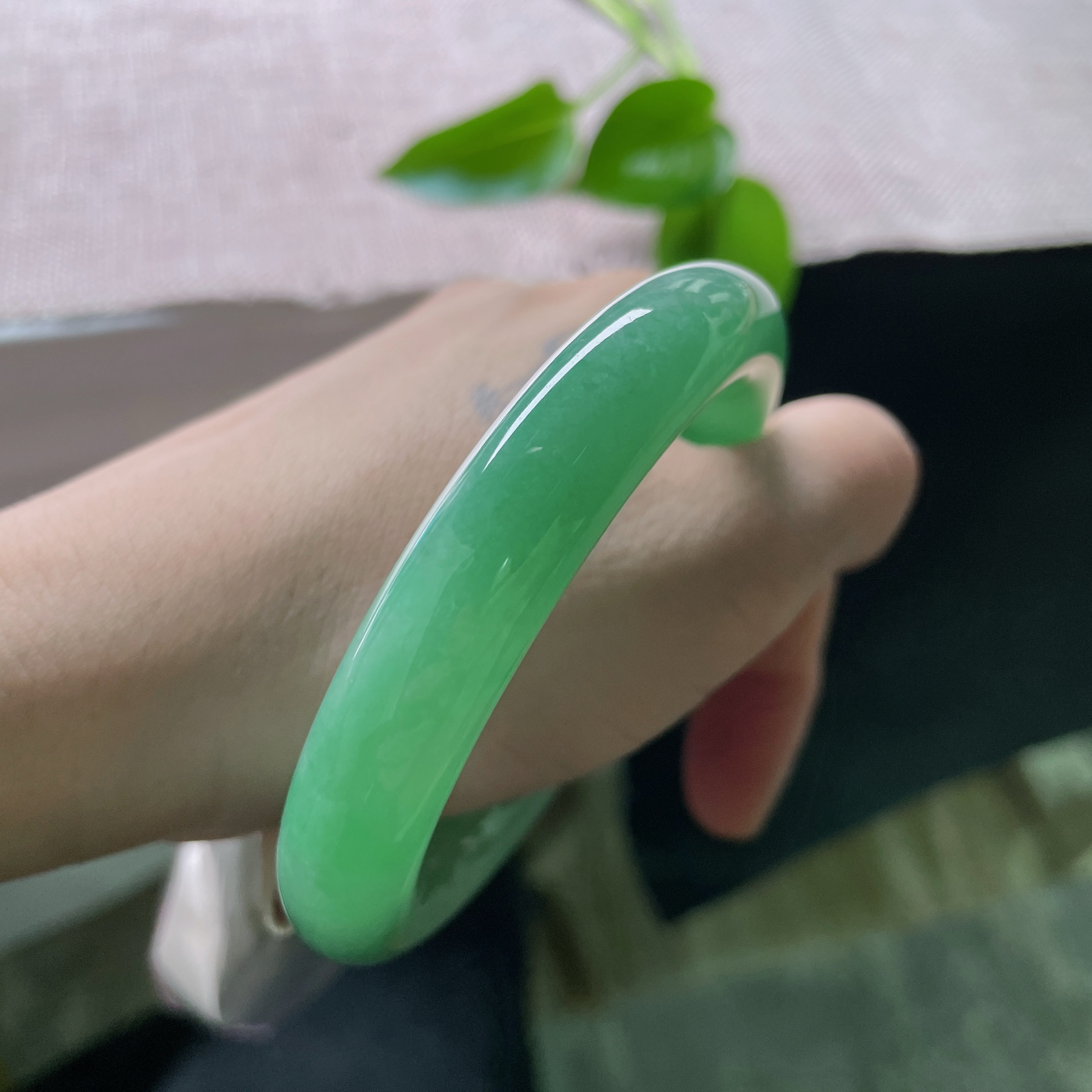 55.4/11.8，满绿圆条，瑰丽，藏一片春水在底，衬得浮翠愈发灵动。无纹裂