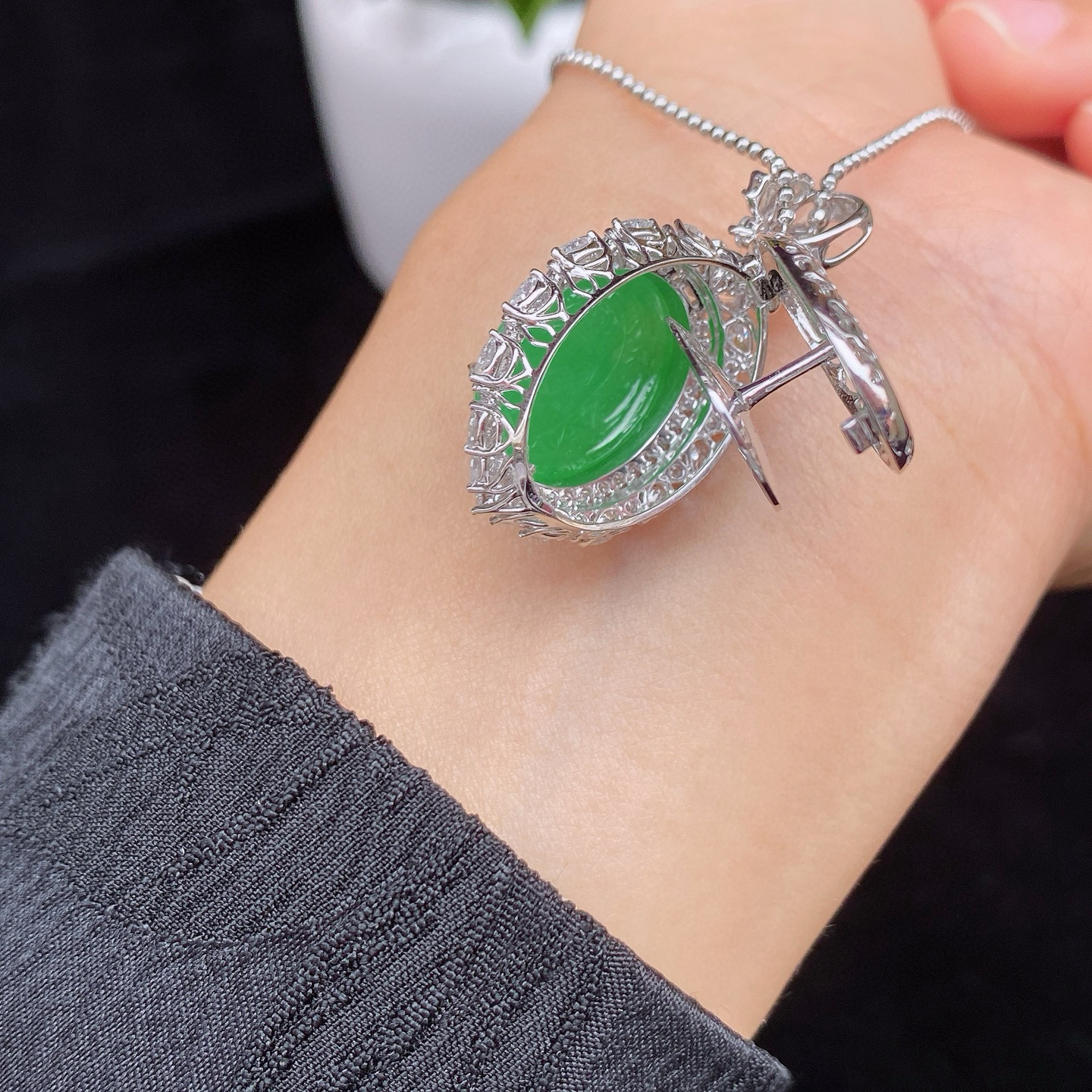 冰阳绿蛋面吊坠 
冰透种好，色甜色阳，饱满厚庄
18k金镶嵌，上身超美，实物更美～