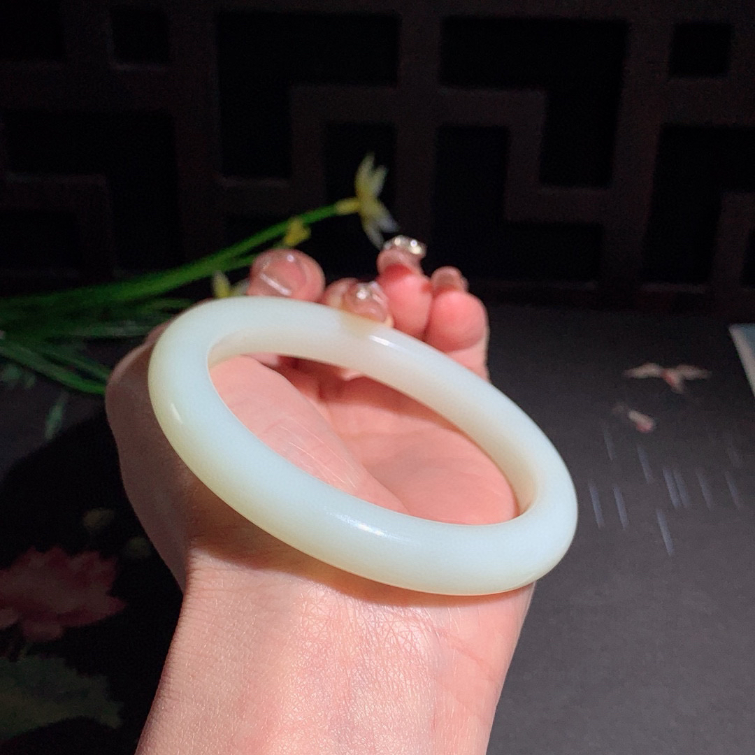 和田玉61圈青白玉手镯！玉质细腻油润 底色纯净 无裂无杂 脂粉好，品质高。