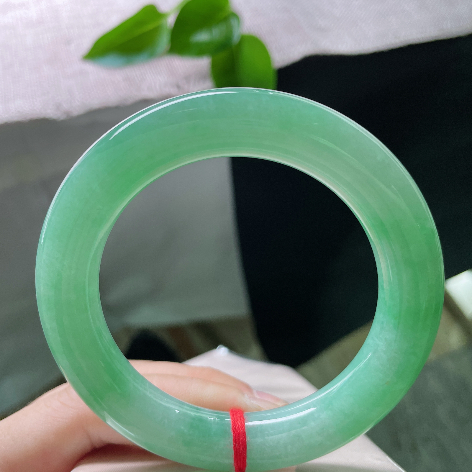 55.5/11.8，满绿圆条，圆满顺遂，种老起莹，是可遇不可求的腕上臻品。无纹裂