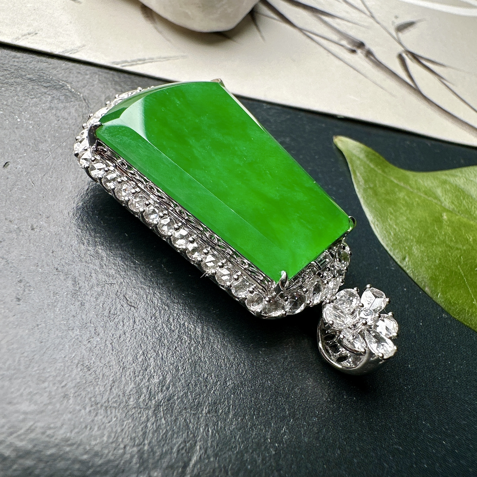 【冰种满绿无事牌】阳绿色泽，种水上乘，通透闪亮，晶莹剔透。18K金钻镶嵌，裸石尺寸26.2*18.4*3毫米。