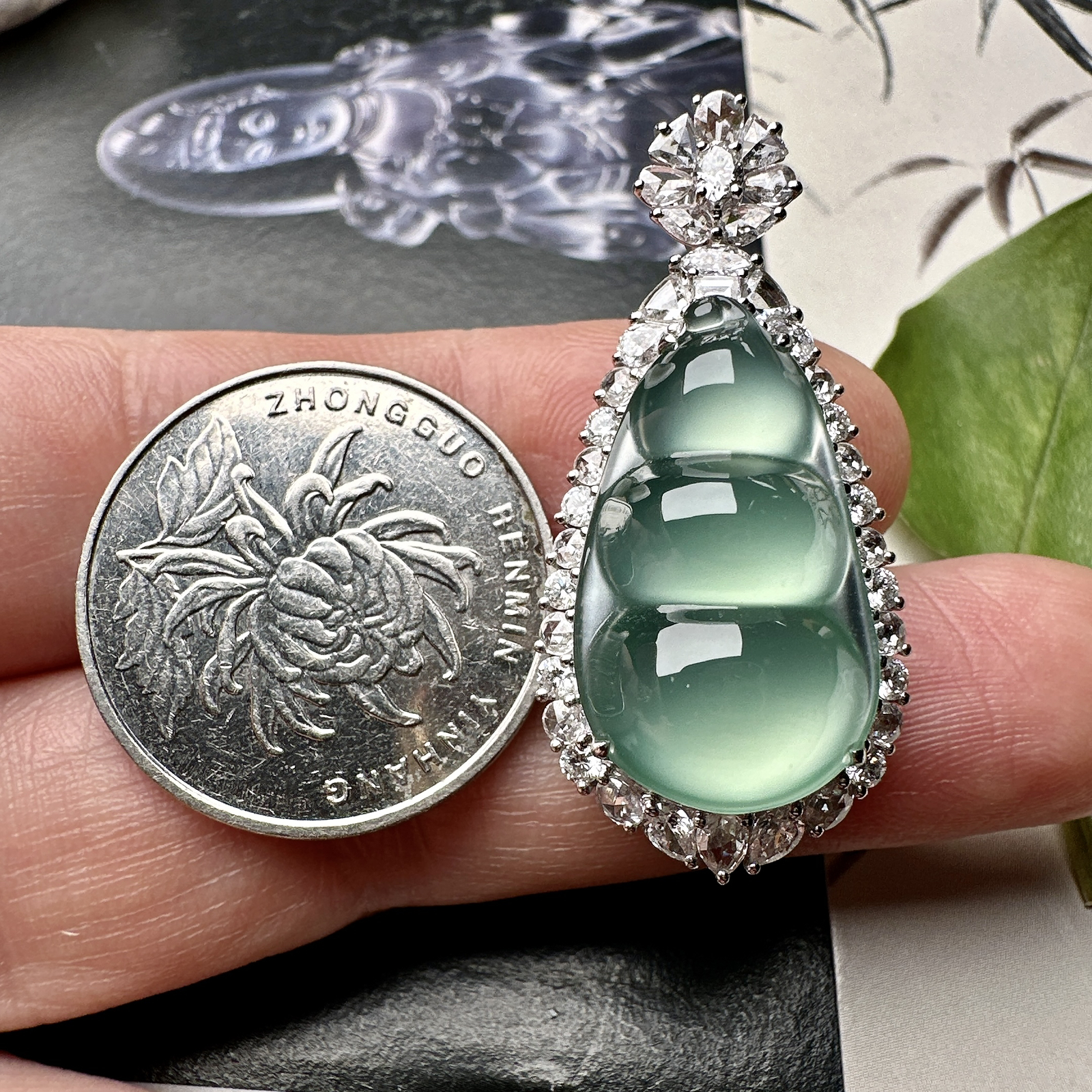 【冰种晴绿福豆吊坠】种地上乘，冰感十足，通透起光，饱满圆润，收藏品质，18k金钻镶嵌，裸石尺寸23.8*13.9*6.8毫米