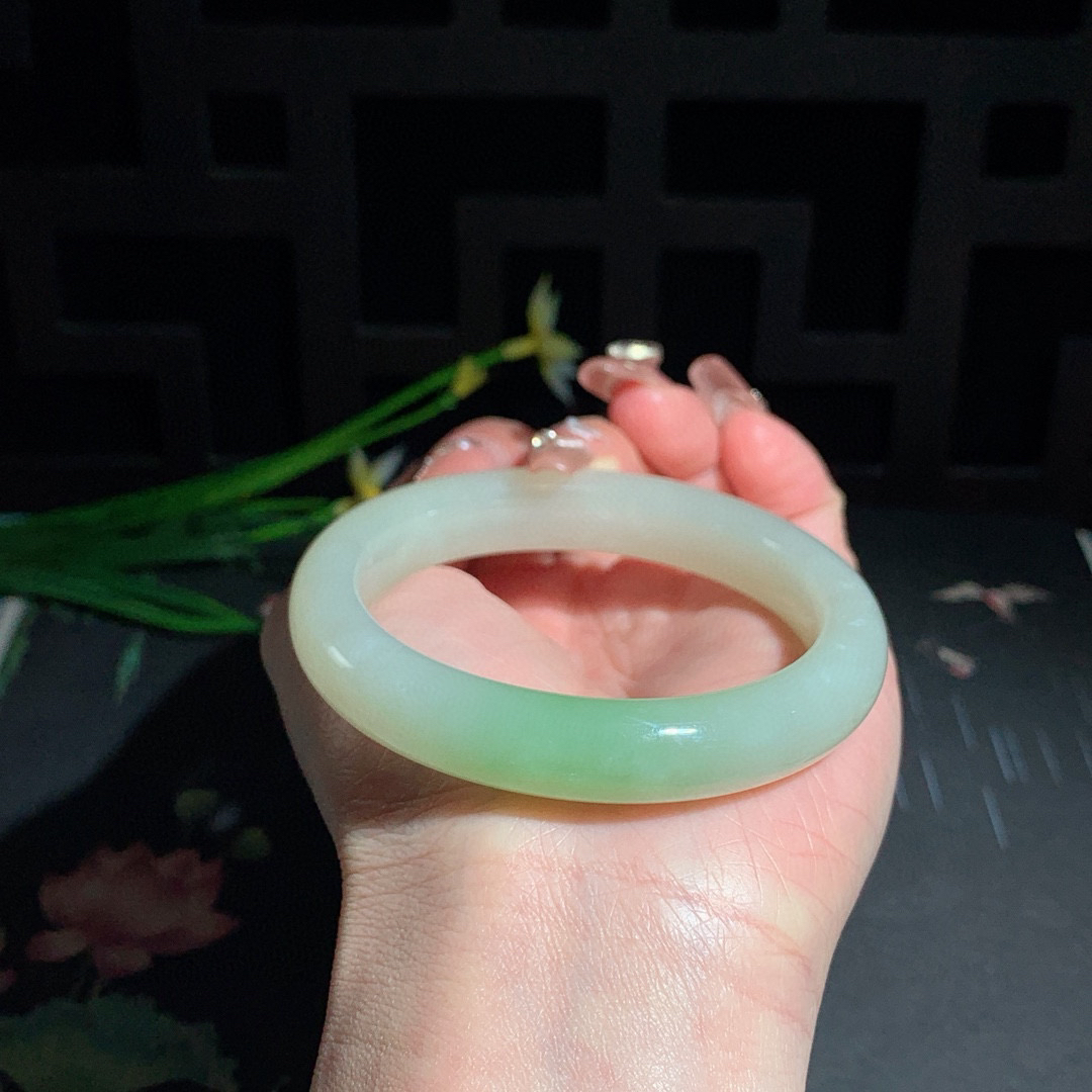 和田玉54.5圈口翠青手镯！玉质细腻油润 底色纯净 无裂无黑 脂粉好，品质高