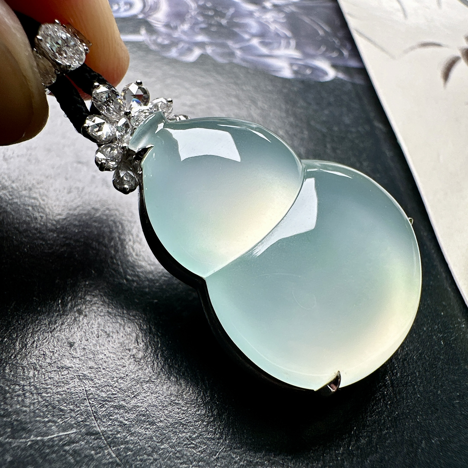 【冰种大葫芦吊坠】质地细腻清爽，荧光感强烈，荧光感强烈，18K金钻镶嵌，裸石尺寸31.4*23.6*7.5毫米