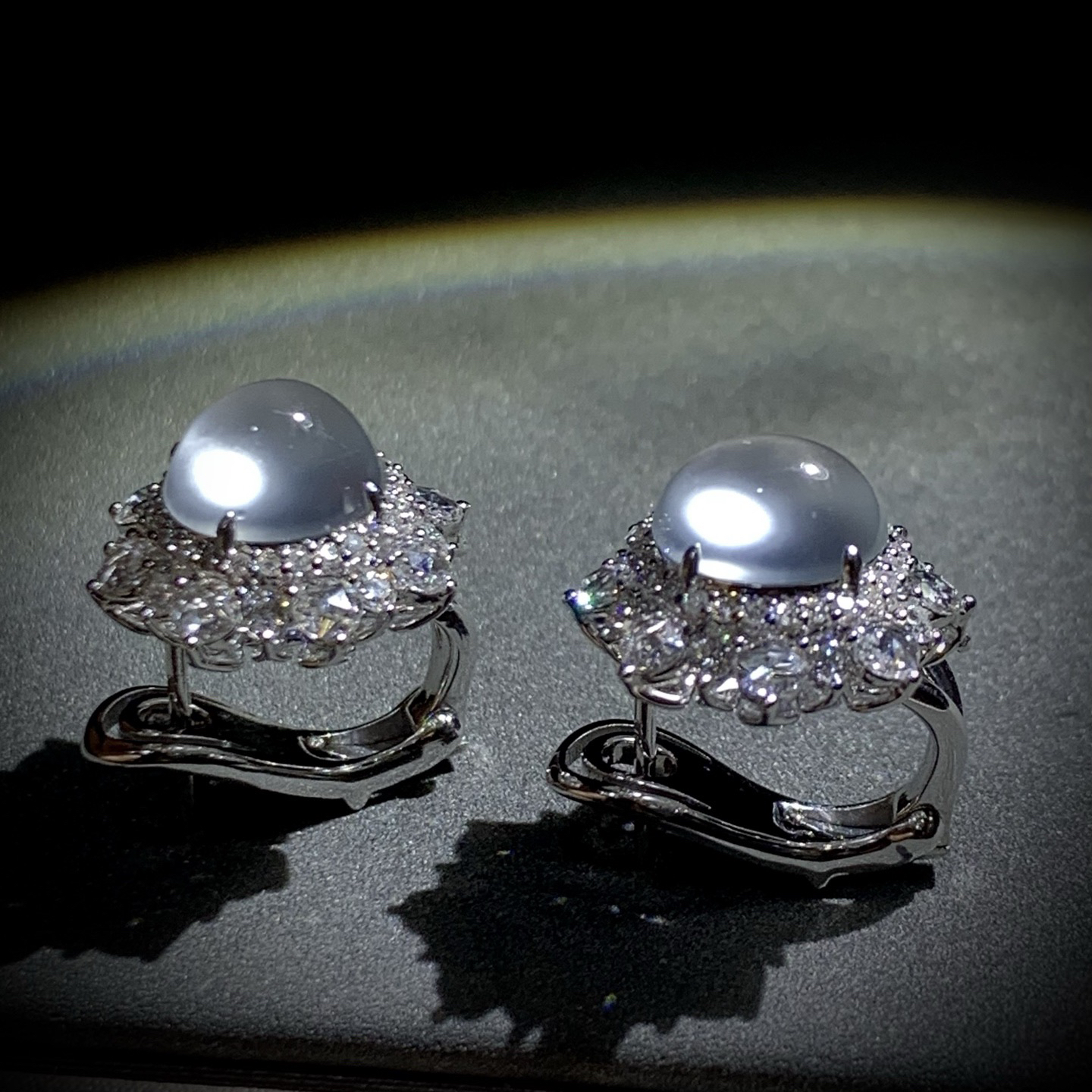 白冰蛋面耳拍耳钉，裸石约8.6-7.8-6.5mm，
整体16-14.8-19.2mm，7.48g，
18K金，南非钻，