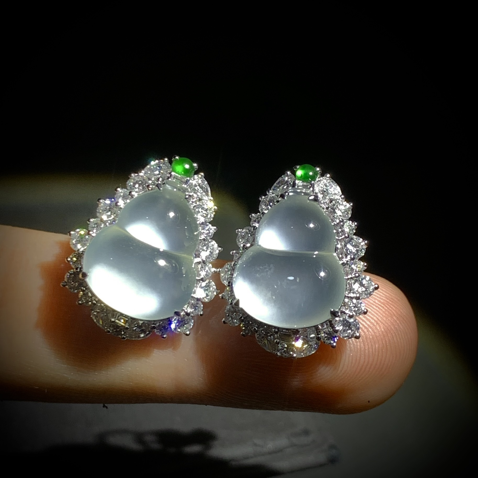 白葫芦耳钉，裸石约13.5-11-3mm，
整体19-16-8mm，6.25g，
18K金，南非钻，