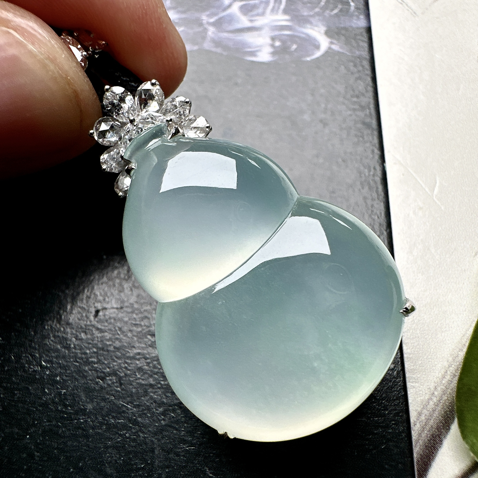 【冰种大葫芦吊坠】质地细腻清爽，荧光感强烈，荧光感强烈，18K金钻镶嵌，裸石尺寸31.4*23.6*7.5毫米