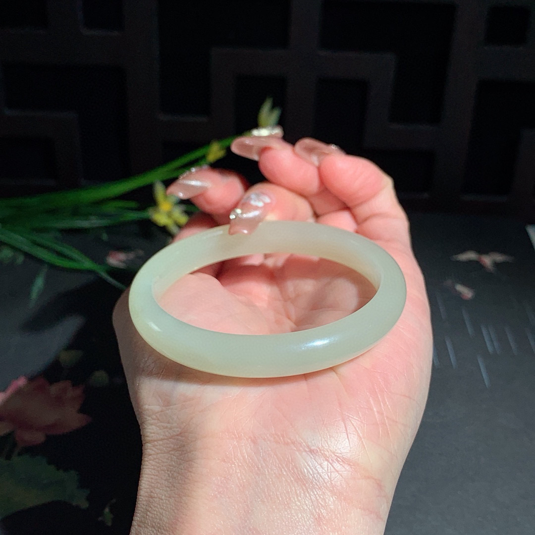 和田玉51.5圈晴水色手镯！玉质细腻油润 底色纯净 无裂无黑 脂粉好，品质高。