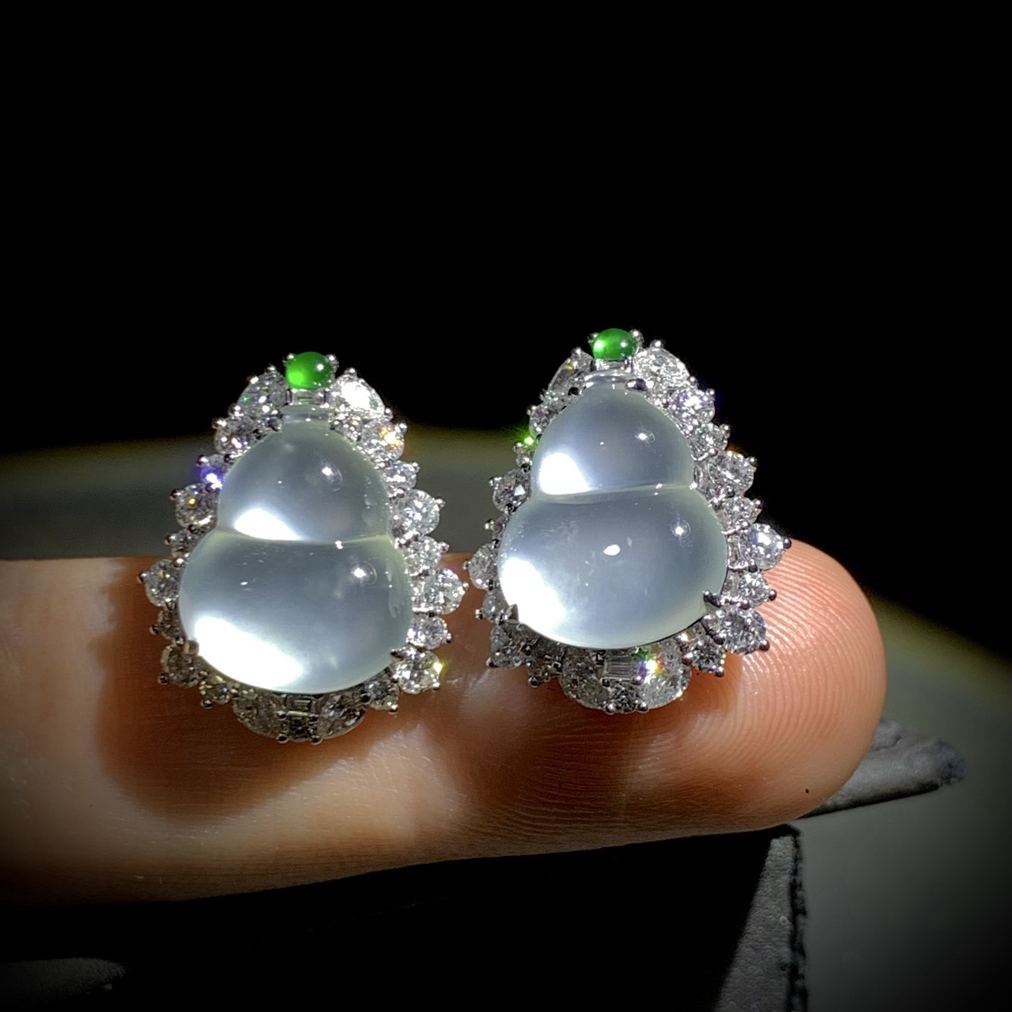 白葫芦耳钉，裸石约13.5-11-3mm，
整体19-16-8mm，6.25g，
18K金，南非钻，