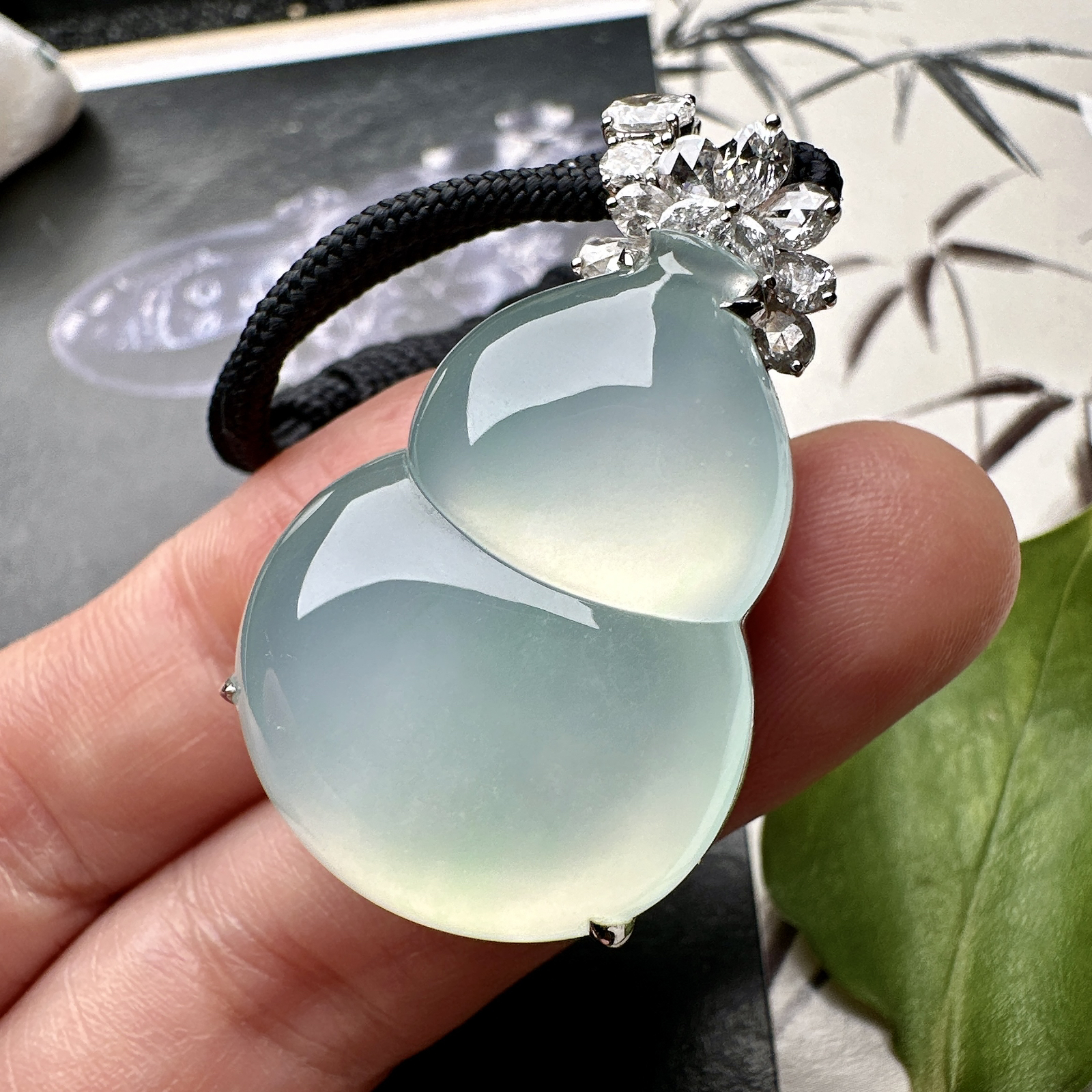 【冰种大葫芦吊坠】质地细腻清爽，荧光感强烈，荧光感强烈，18K金钻镶嵌，裸石尺寸31.4*23.6*7.5毫米